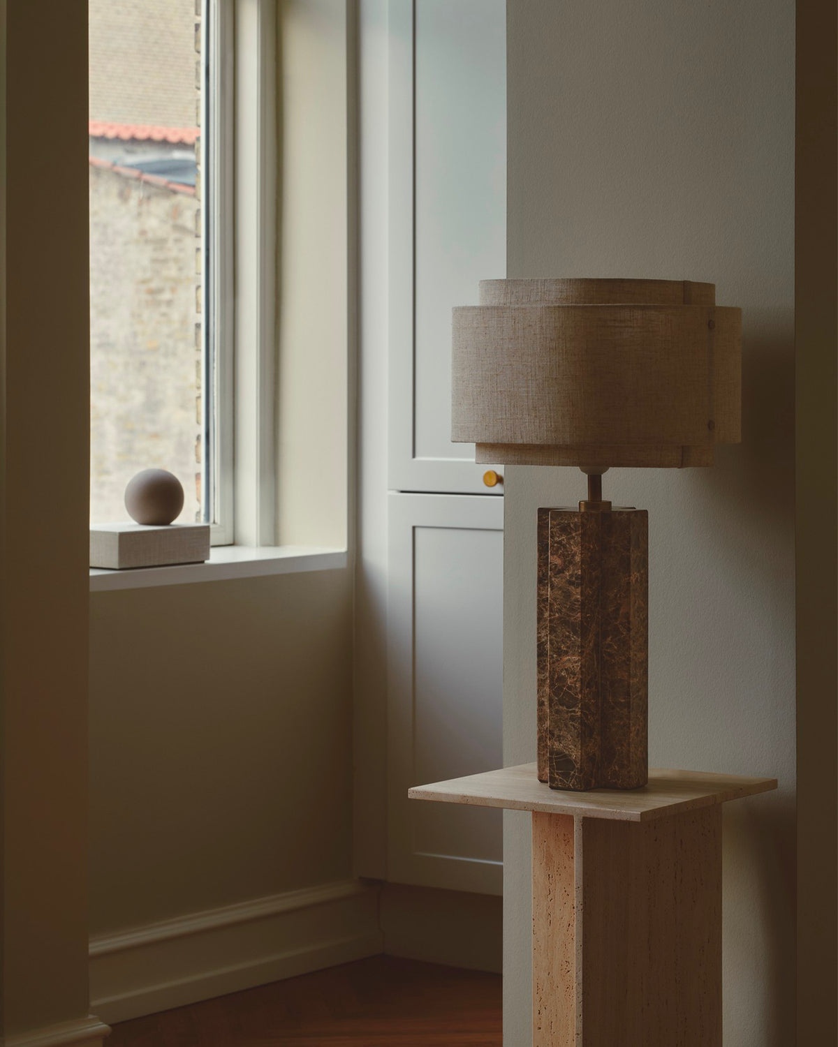 Lampada da tavolo in marmo e lino Takai
