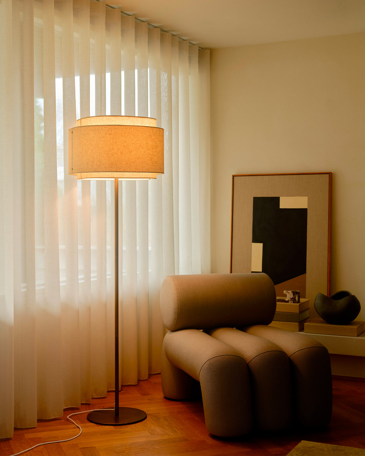 Lampada da terra in lino e ottone Takai