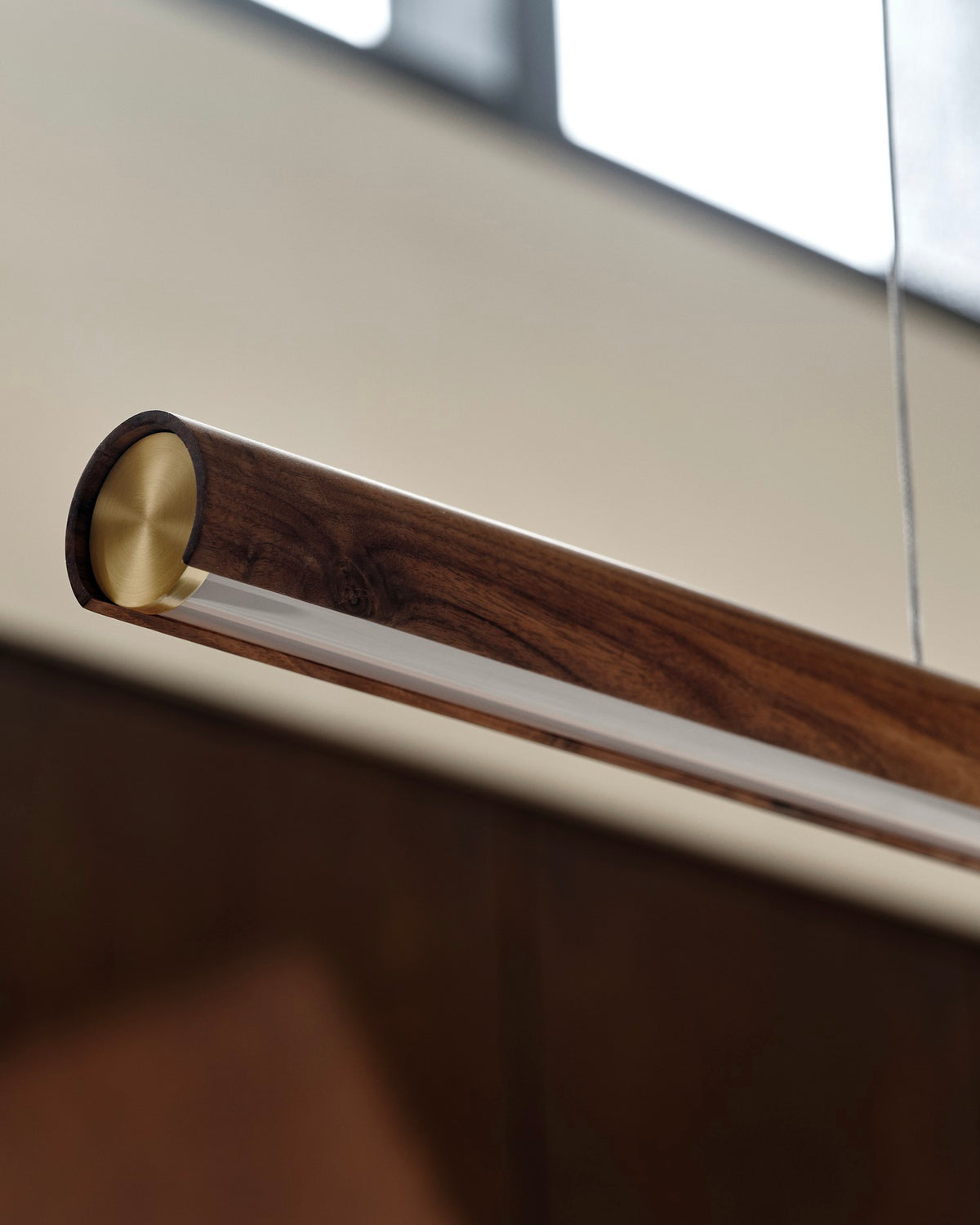 Lampada a sospensione in legno e ottone Akeno
