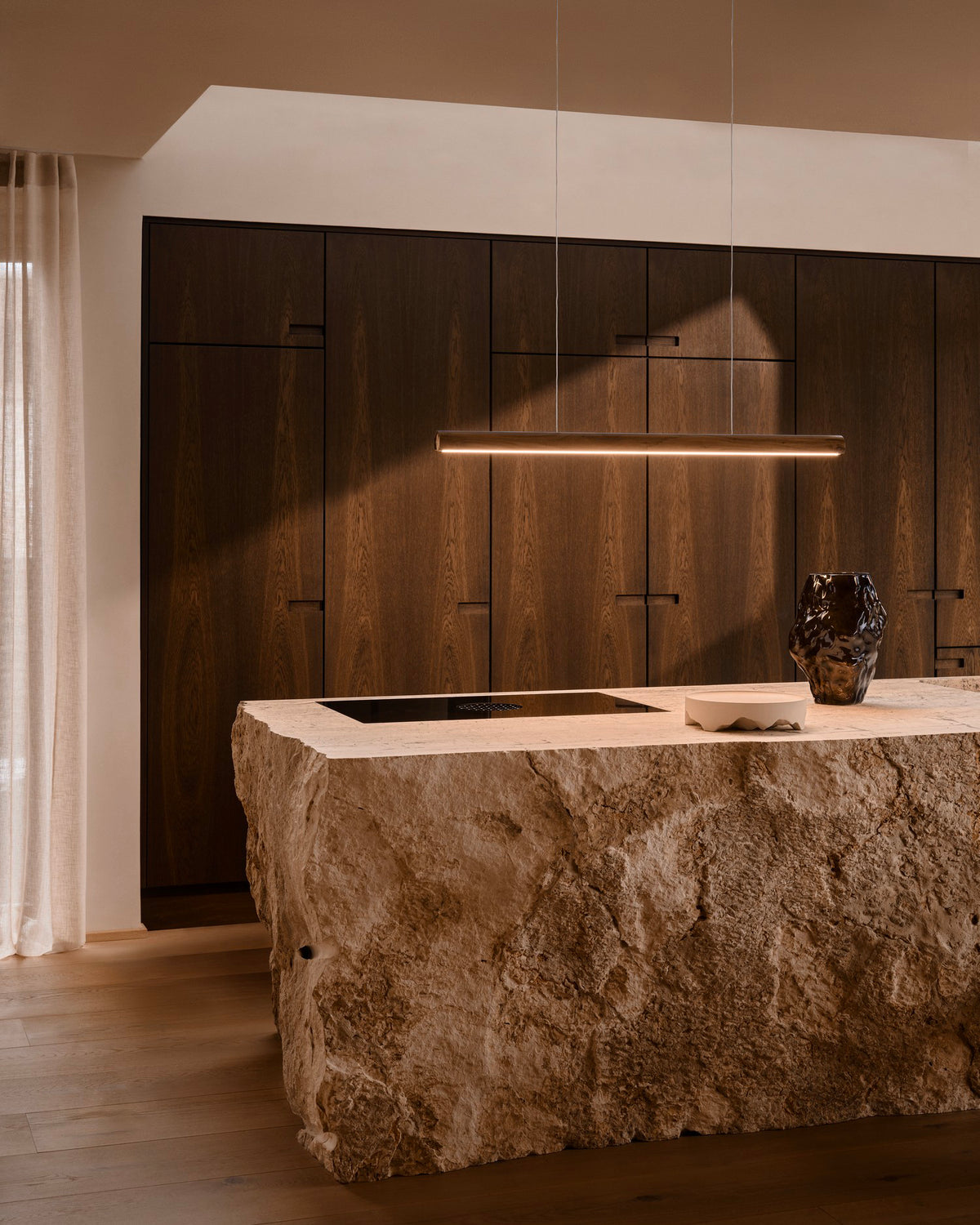 Lampada a sospensione in legno e ottone Akeno