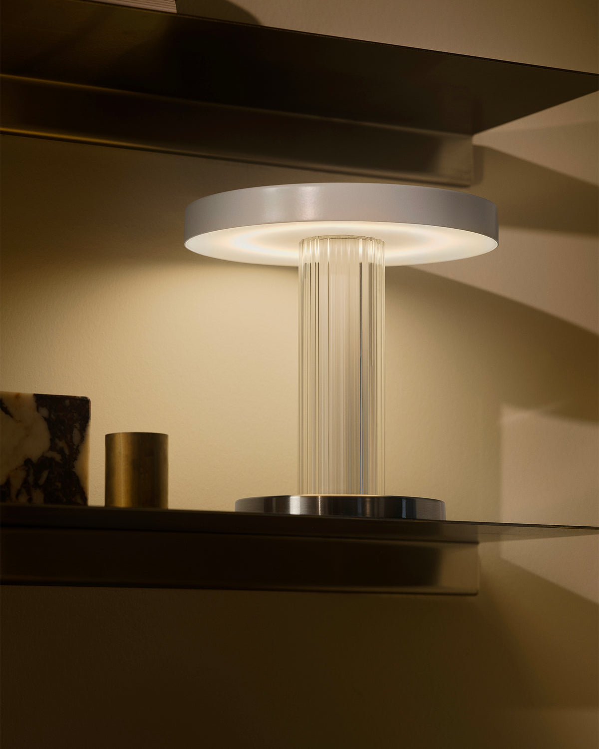 Lampada da tavolo portatile in vetro rigato Trezzi