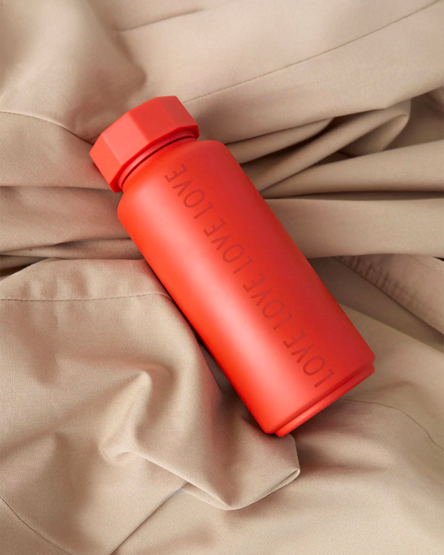 Bottiglia termica di design con scritta "Love" in acciaio