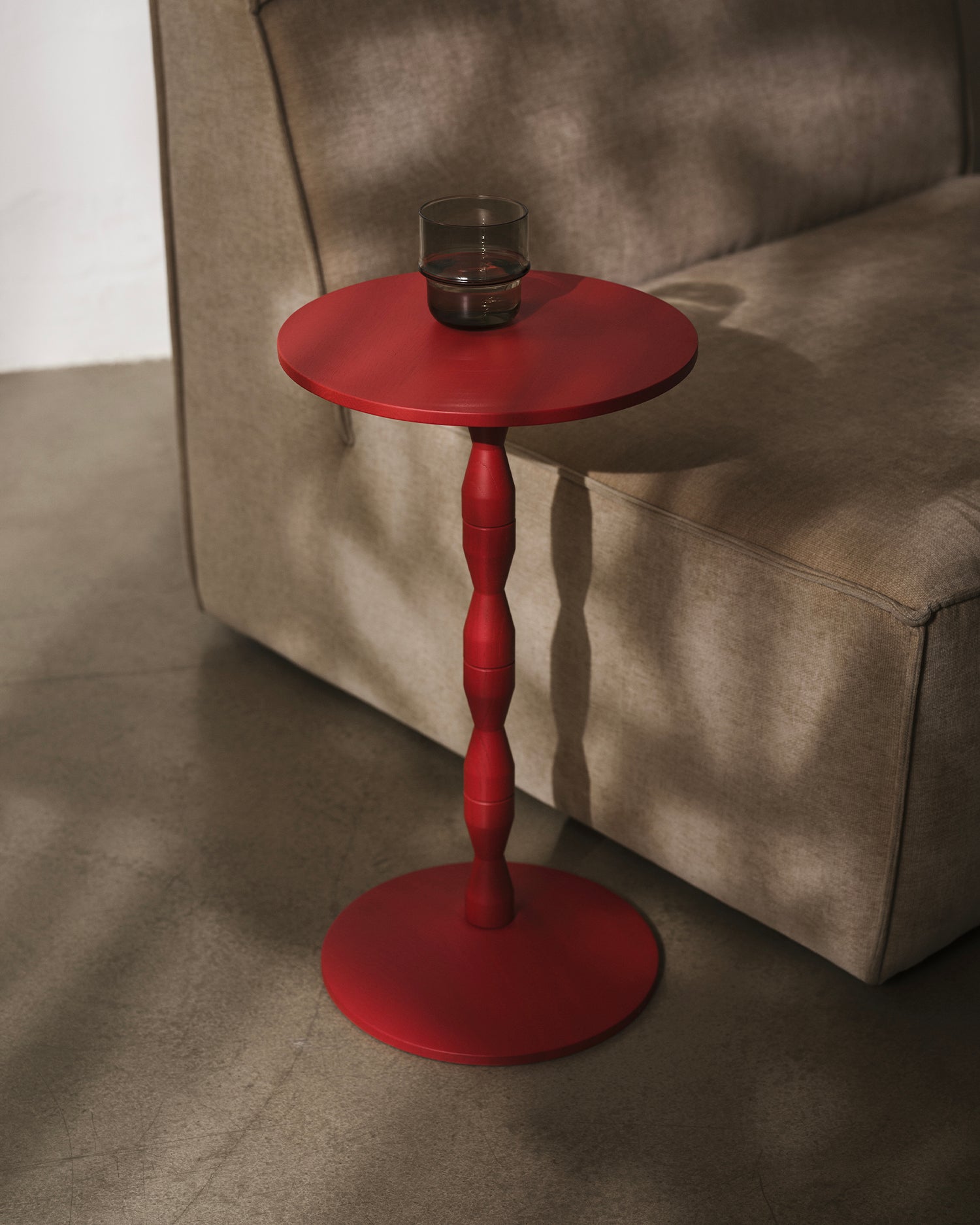 Tavolino in legno di rovere Pedestal, rosso