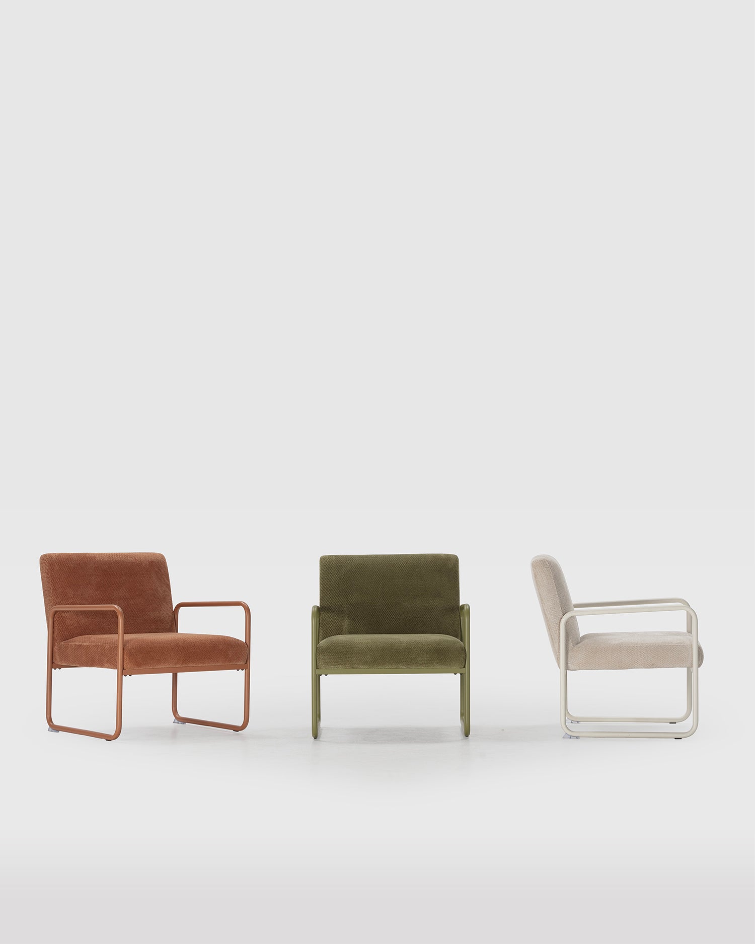 Poltrona imbottita Vince in ciniglia Essential Design