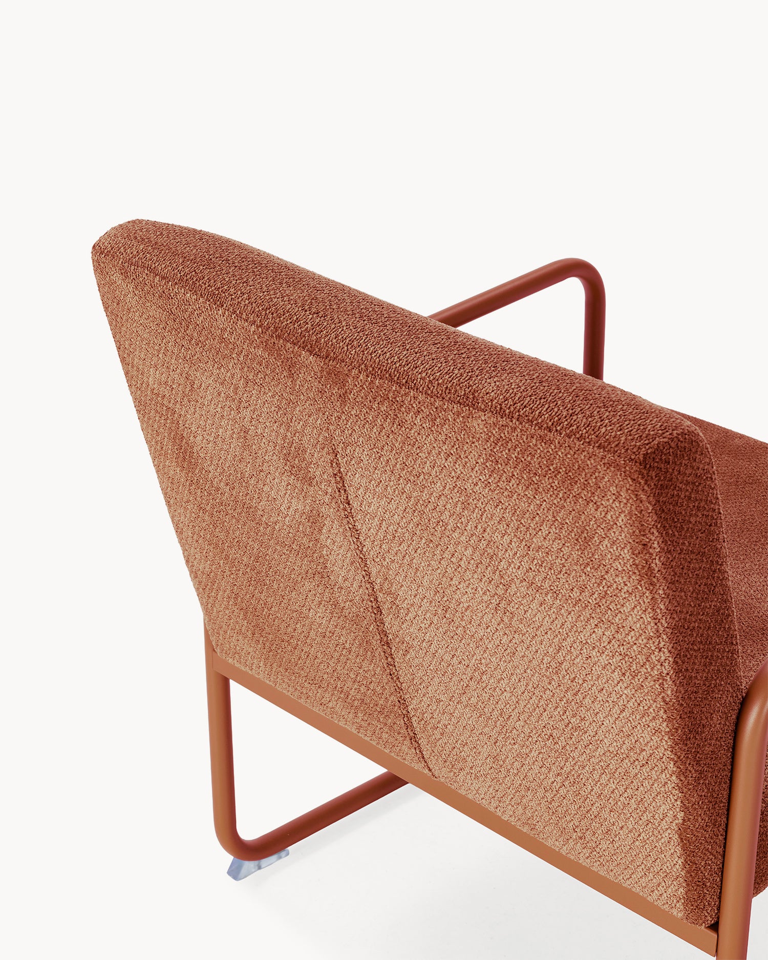 Poltrona imbottita in ciniglia Vince terracotta Essential Design