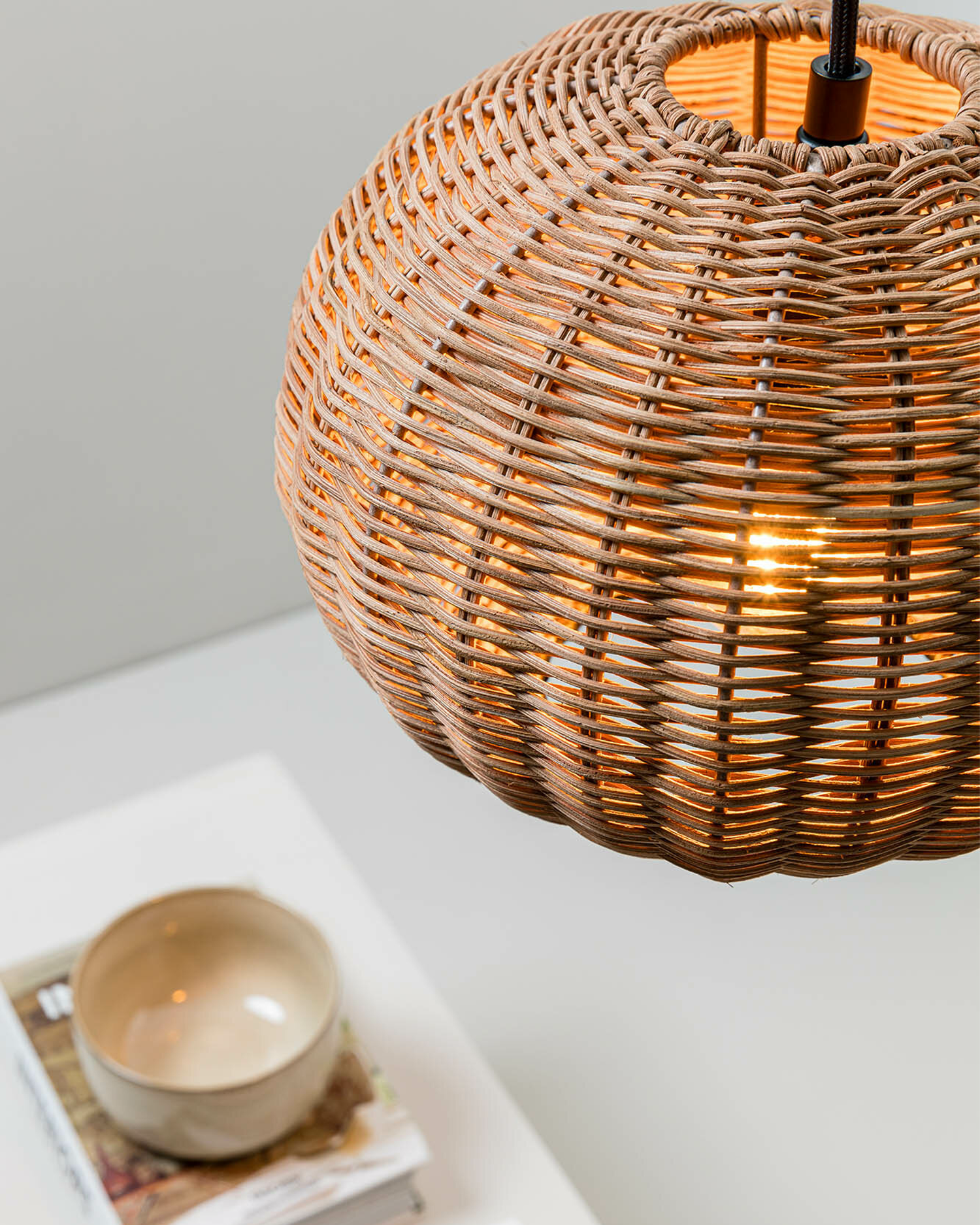 Lampada a sospensione in rattan Haka