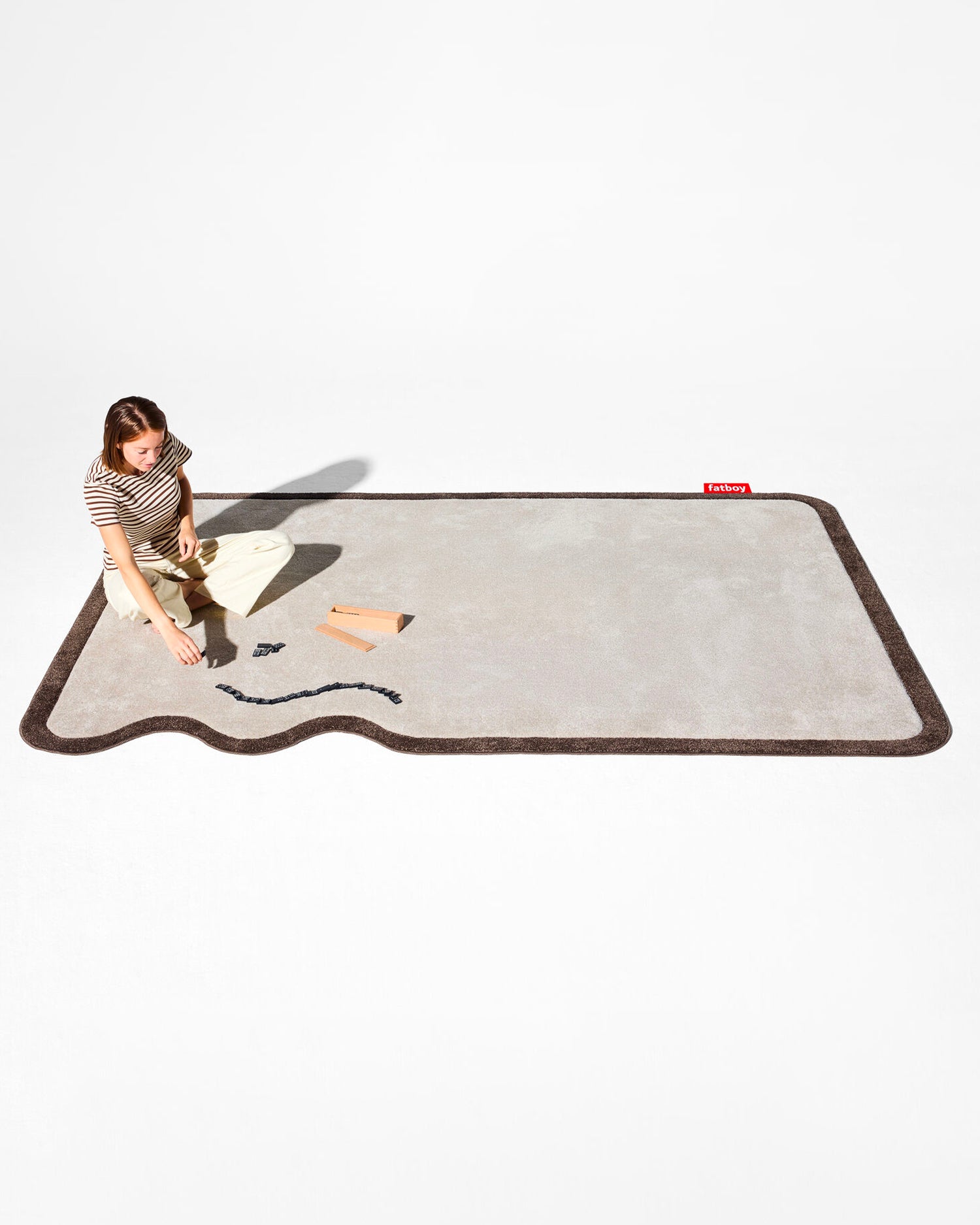 Tappeto di design con bordo ondulato Not Straight Left