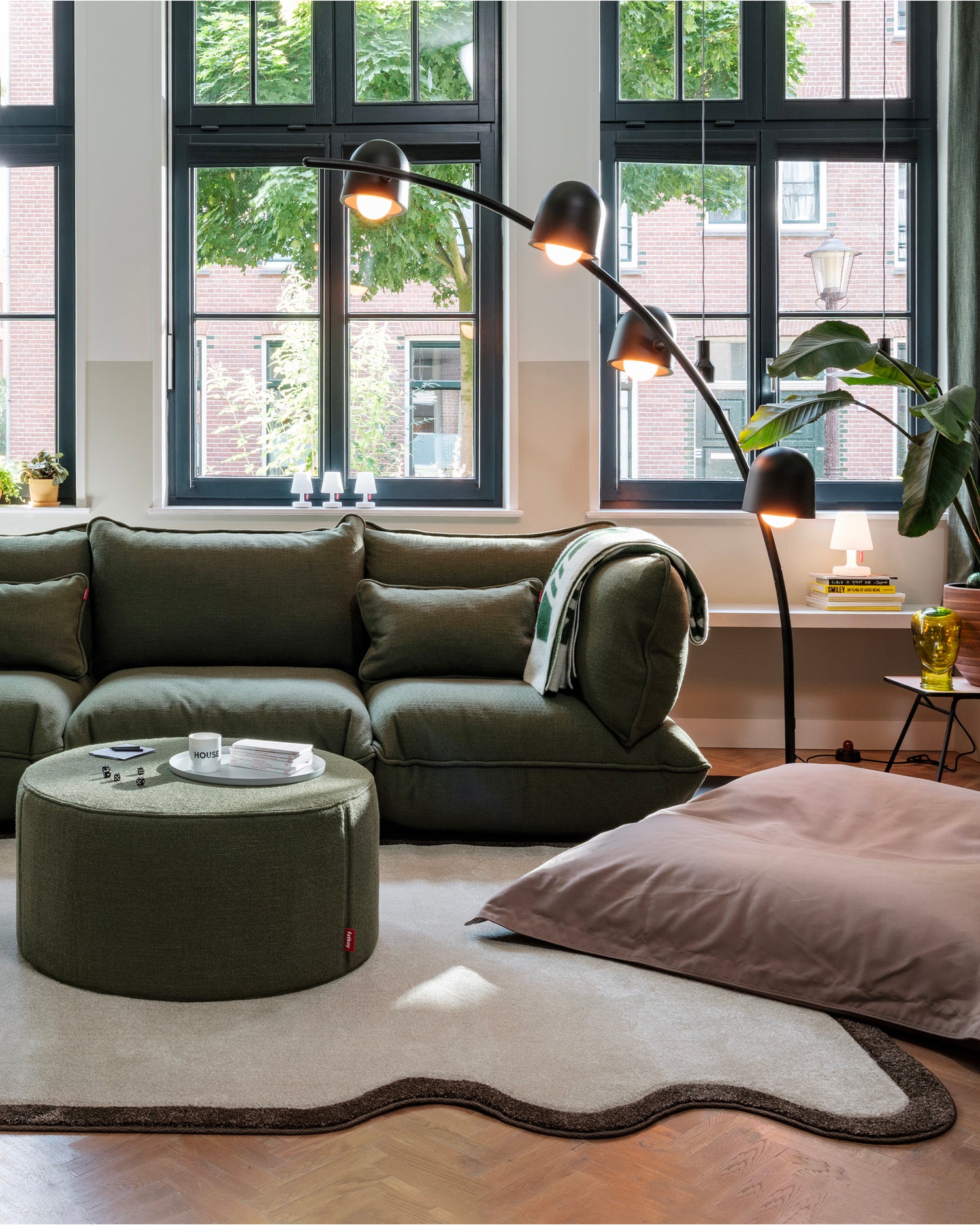 Tappeto di design con bordo ondulato Not Straight Right