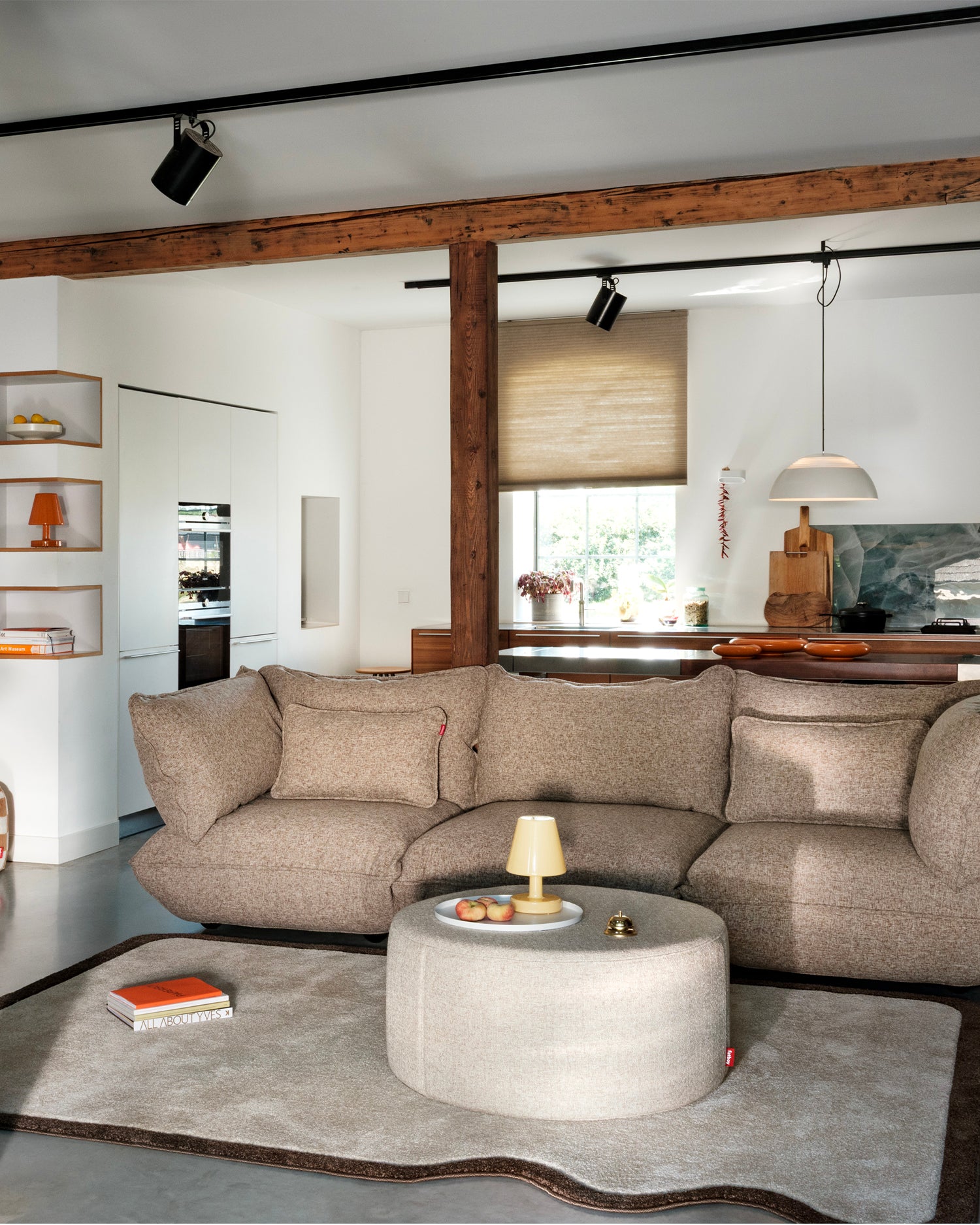 Tappeto di design con bordo ondulato Not Straight Right