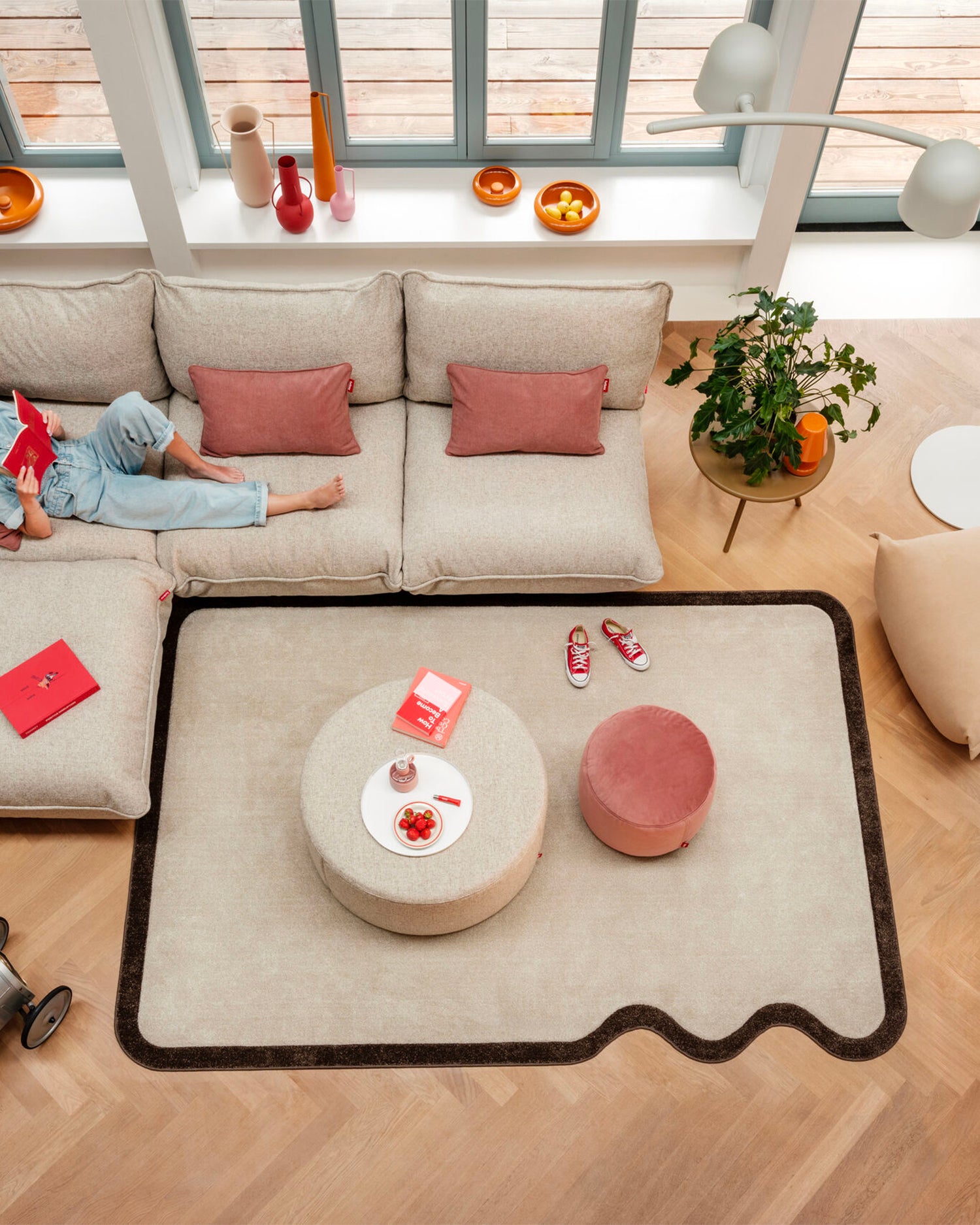 Tappeto di design con bordo ondulato Not Straight Right