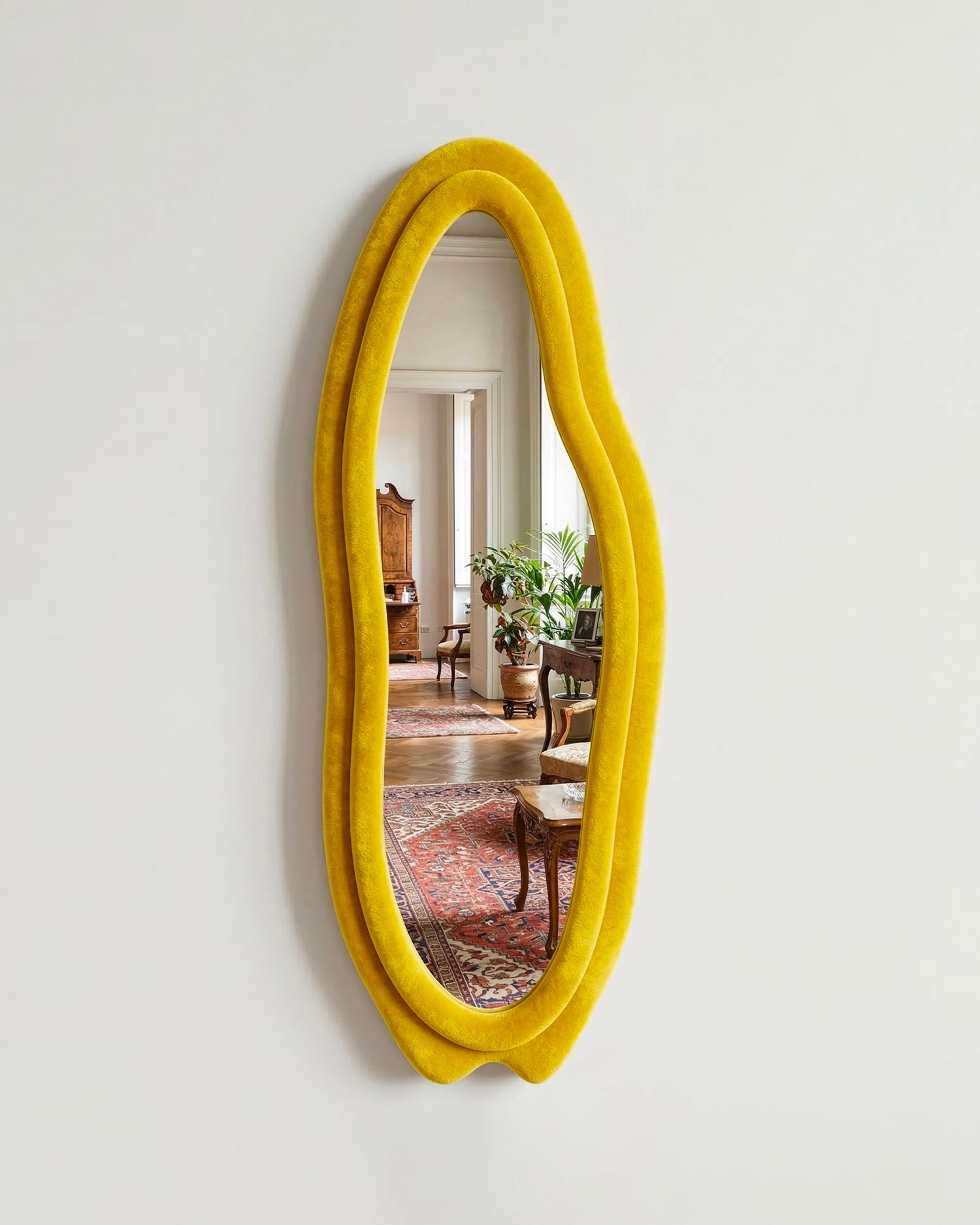 Specchio irregolare con cornice in velluto Emile