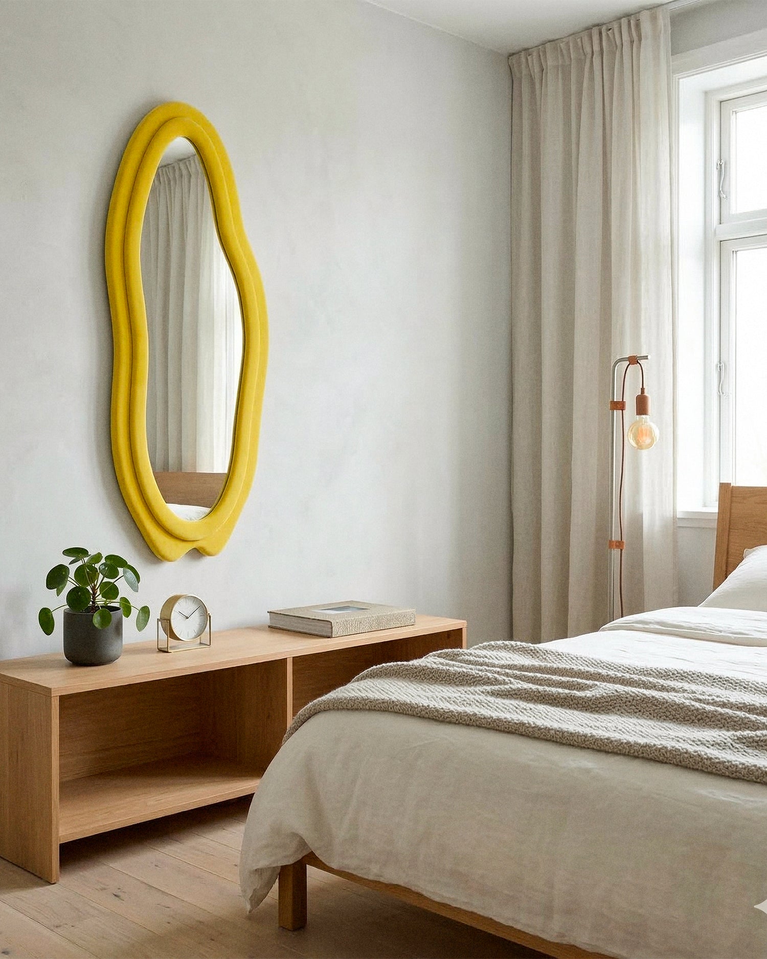 Specchio irregolare con cornice in velluto Emile