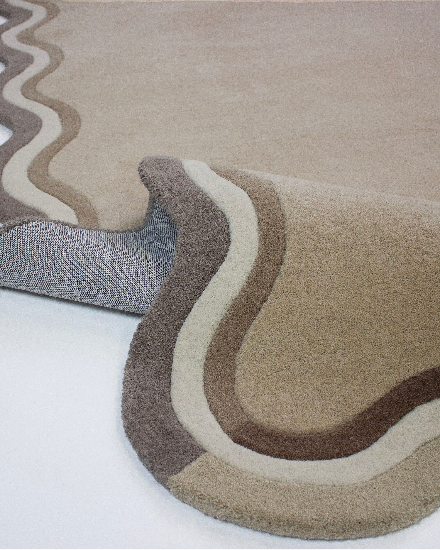 Tappeto in lana con bordo smerlato Leo