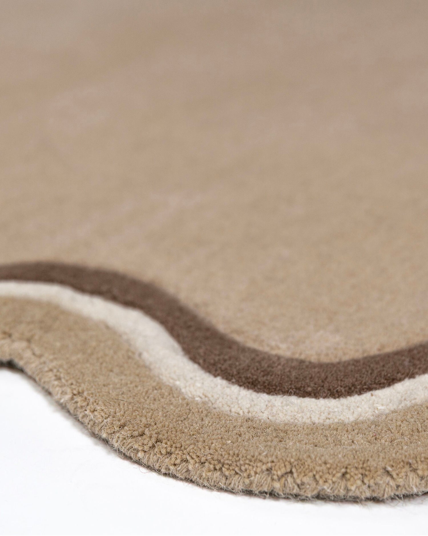 Tappeto in lana con bordo smerlato Leo