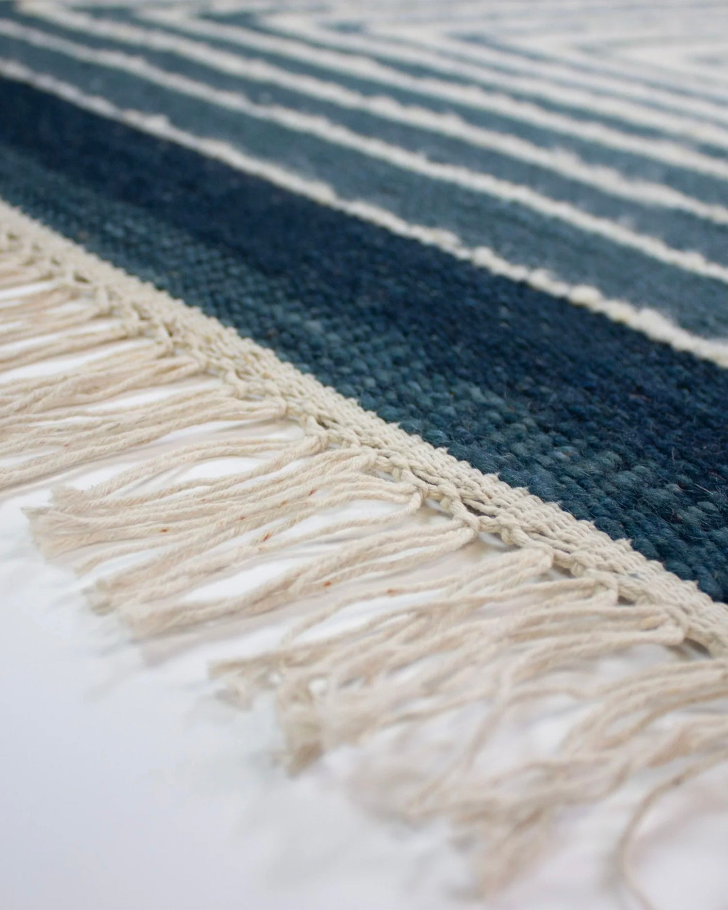 Tappeto fatto a mano in lana Frame