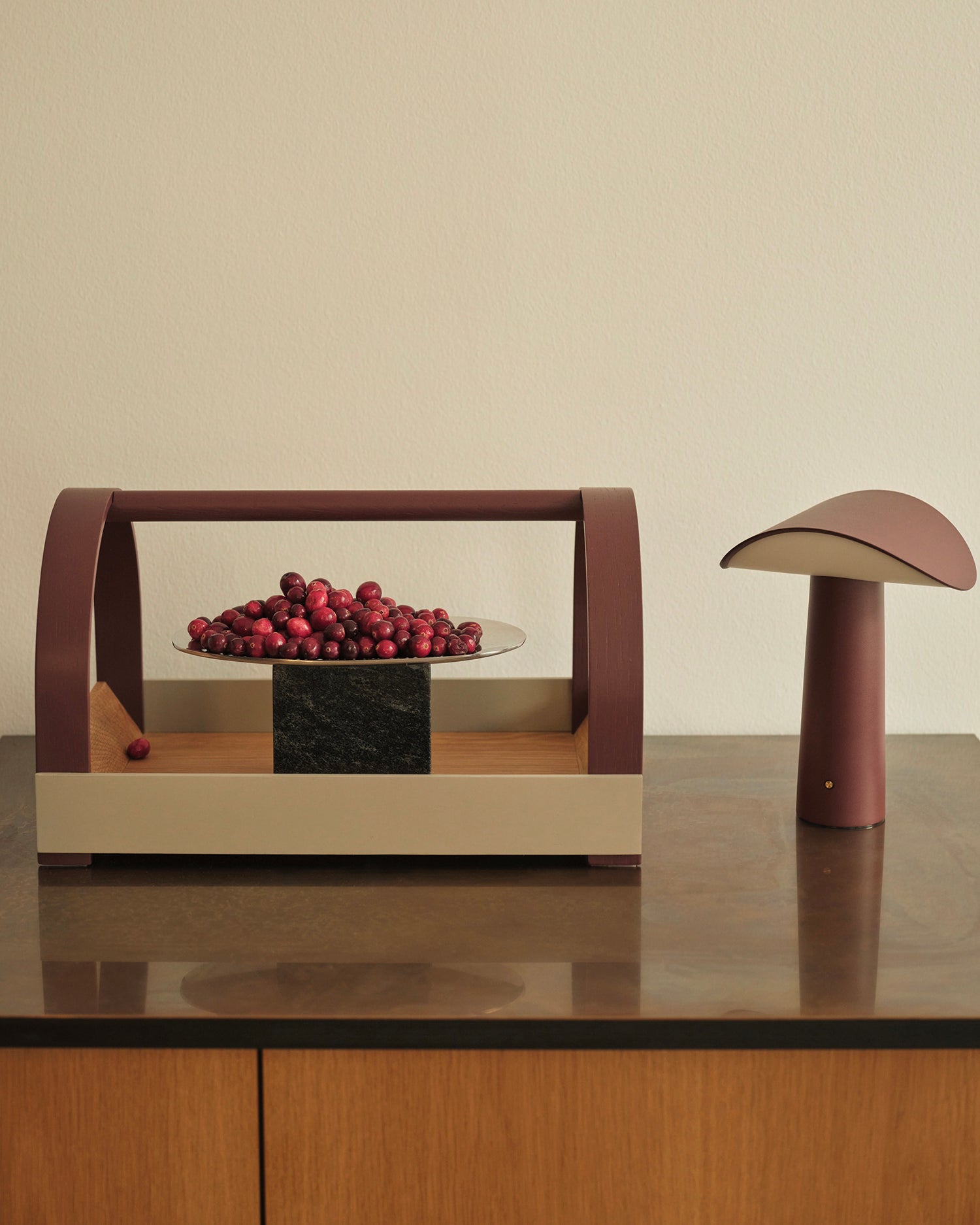 Vassoio in acciaio e marmo Sapoto