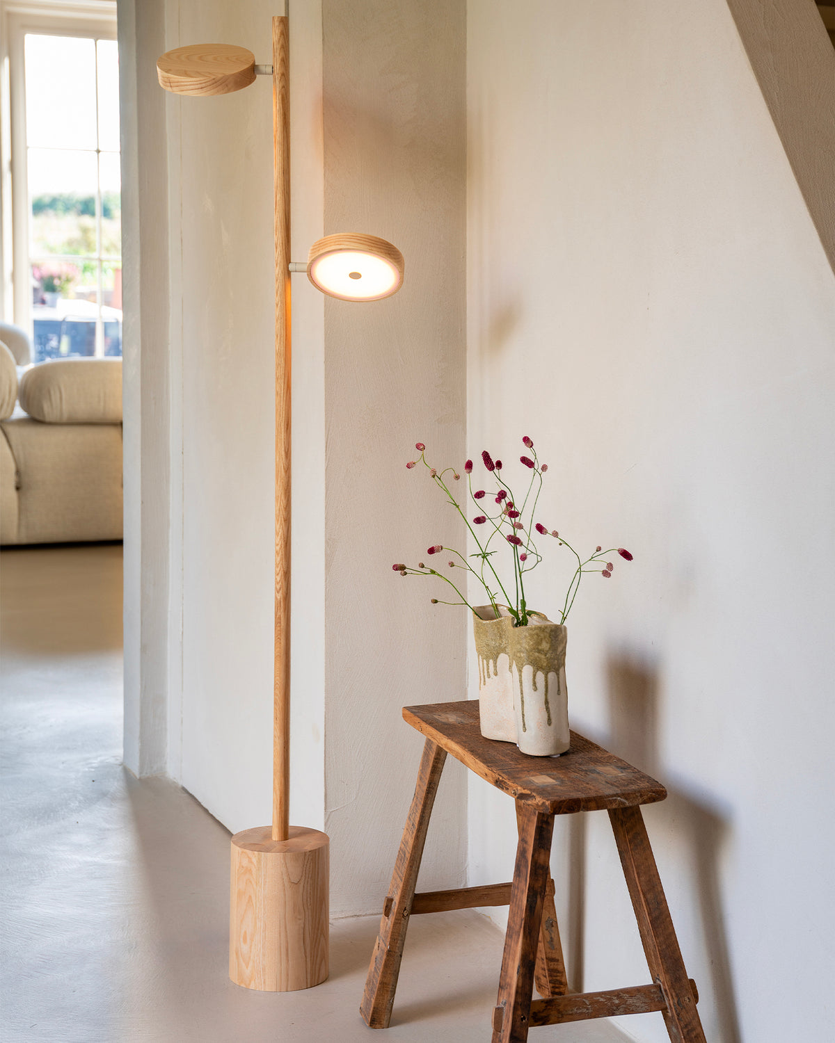 Lampada da terra a 2 luci in legno di frassino Okinawa