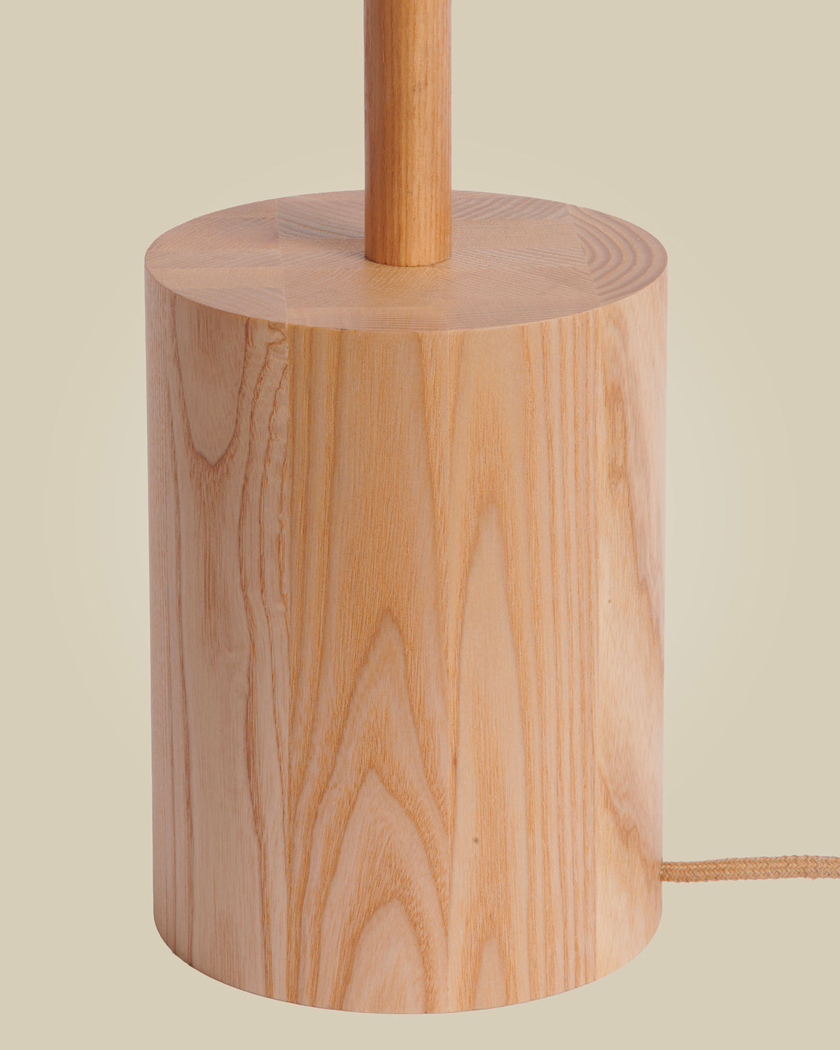 Lampada da terra a 2 luci in legno di frassino Okinawa