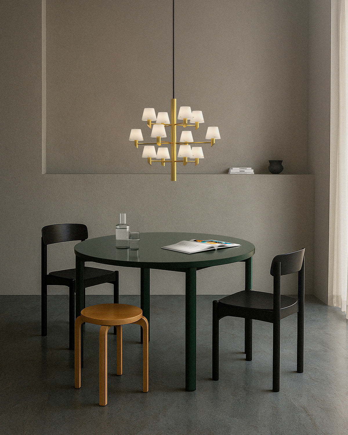 Lampadario a 12 luci in metallo e vetro opalino Gil