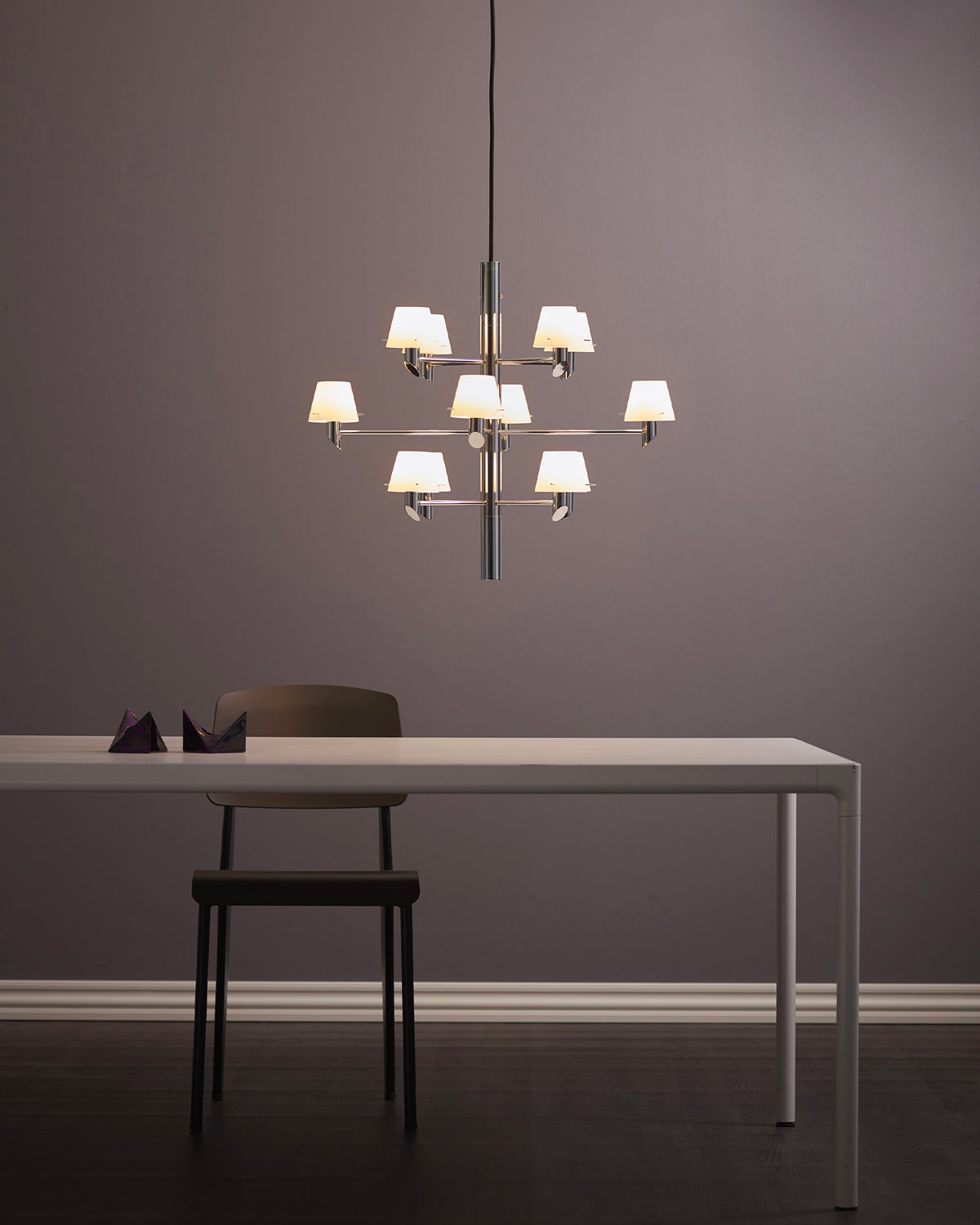 Lampadario a 12 luci in metallo e vetro opalino Gil