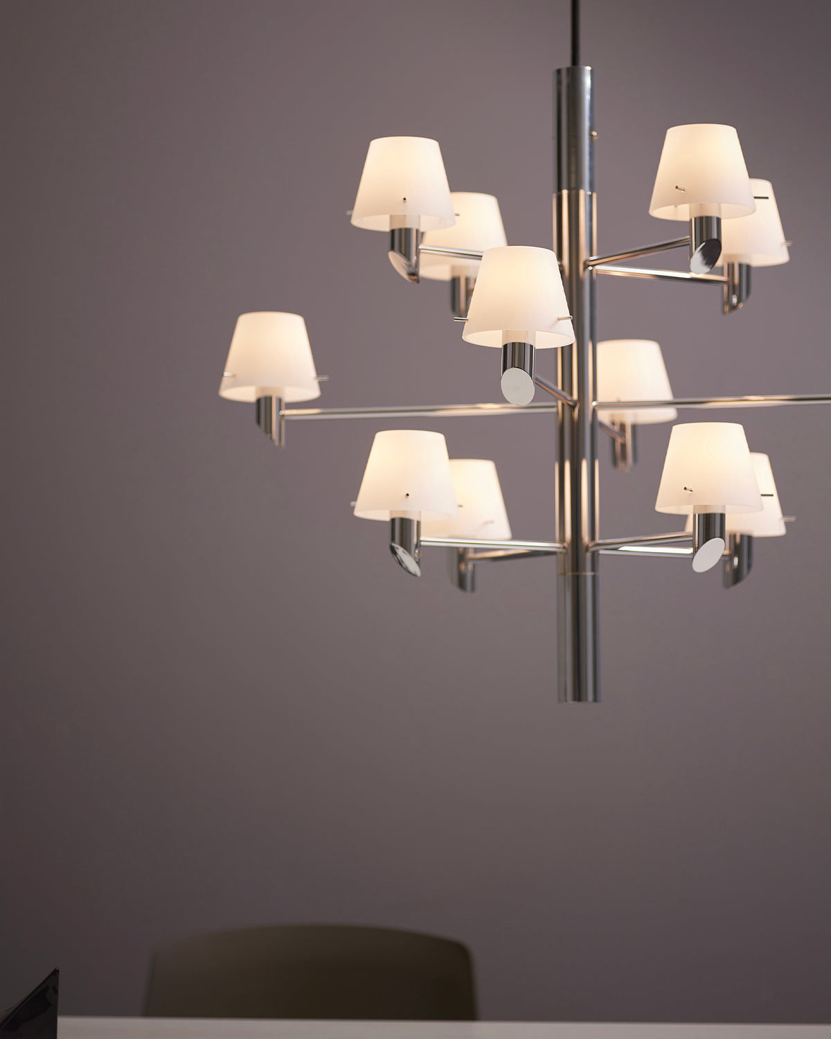 Lampadario a 12 luci in metallo e vetro opalino Gil