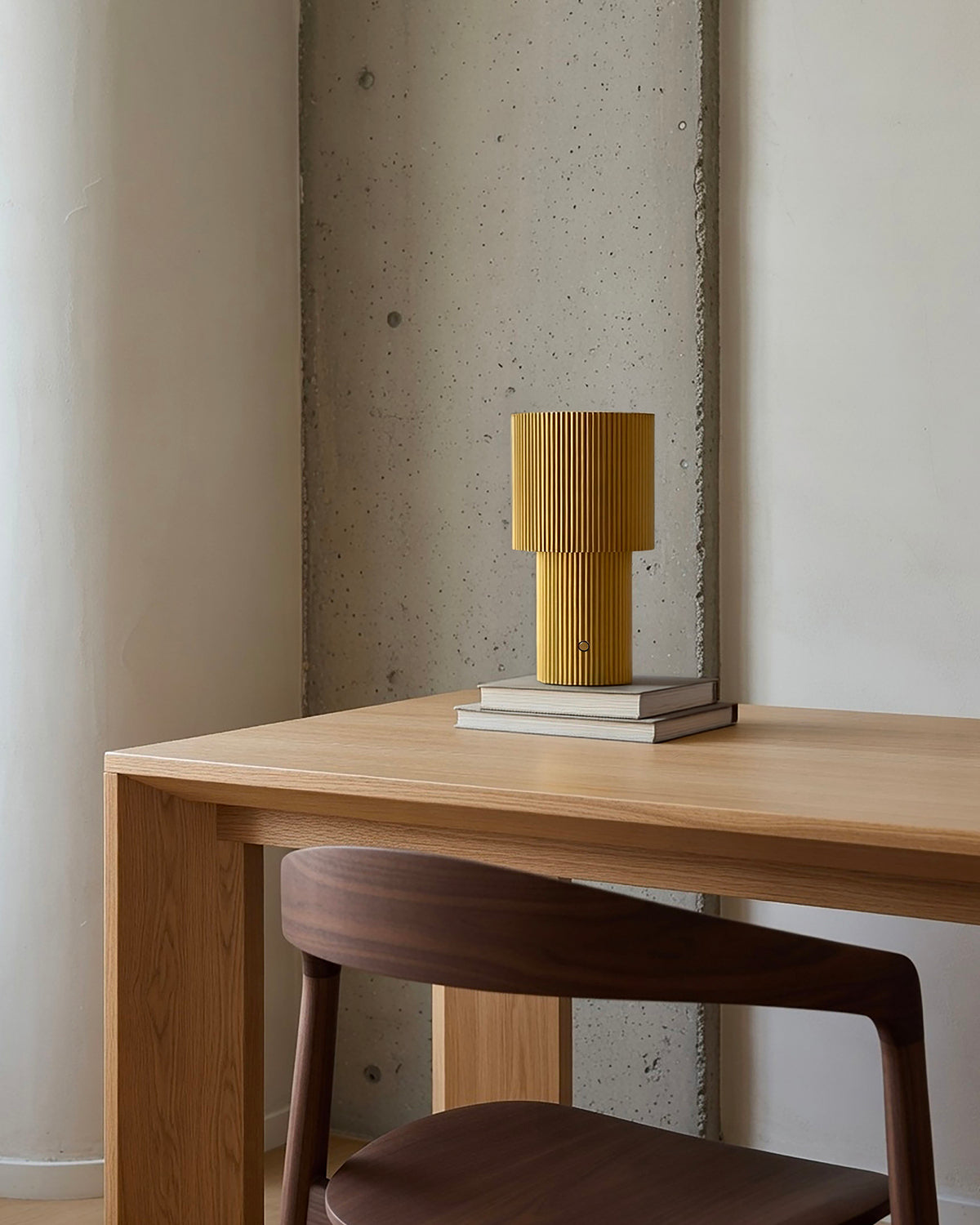 Lampada da tavolo portatile ricaricabile in alluminio Iluma