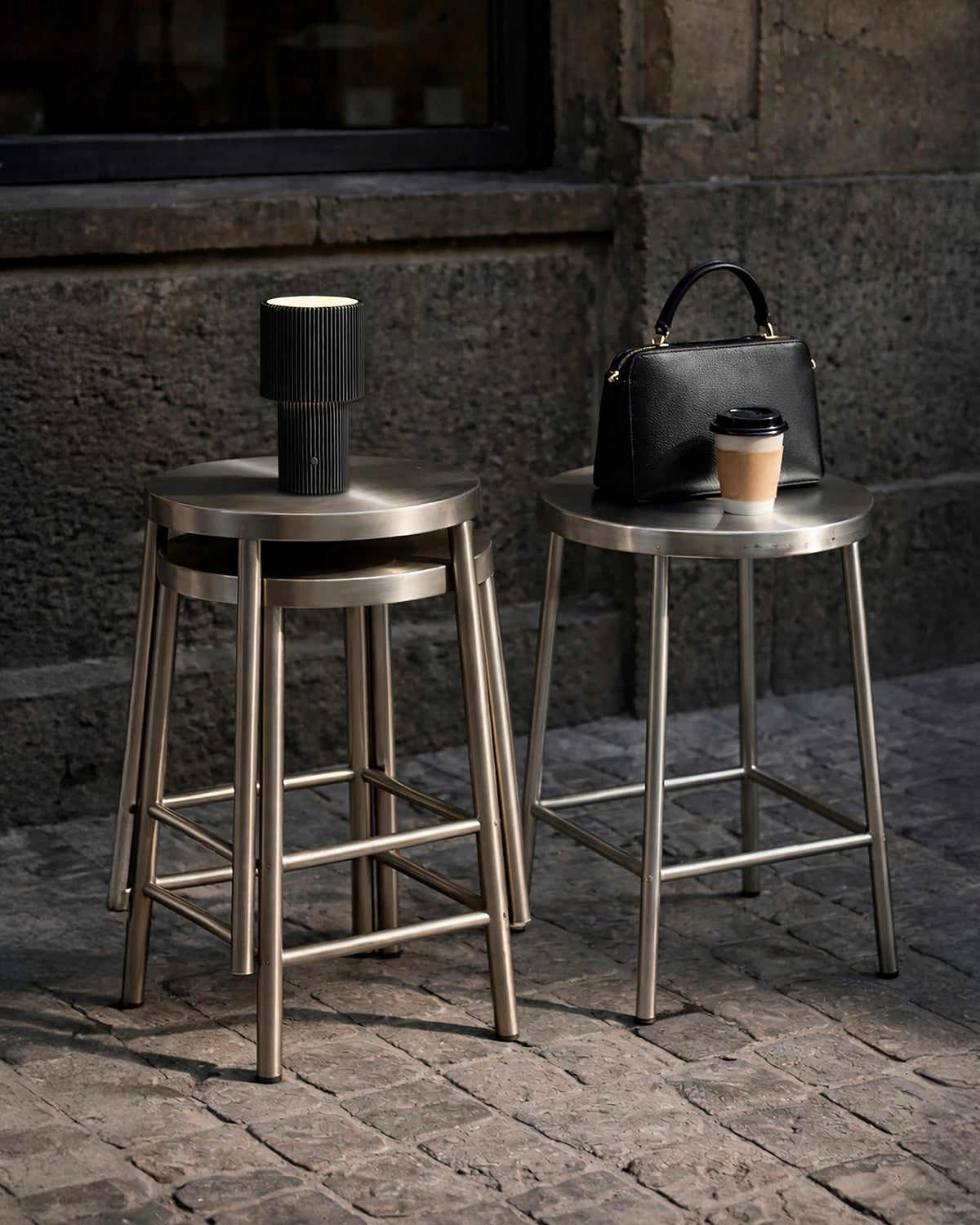 Lampada da tavolo portatile ricaricabile in alluminio Iluma