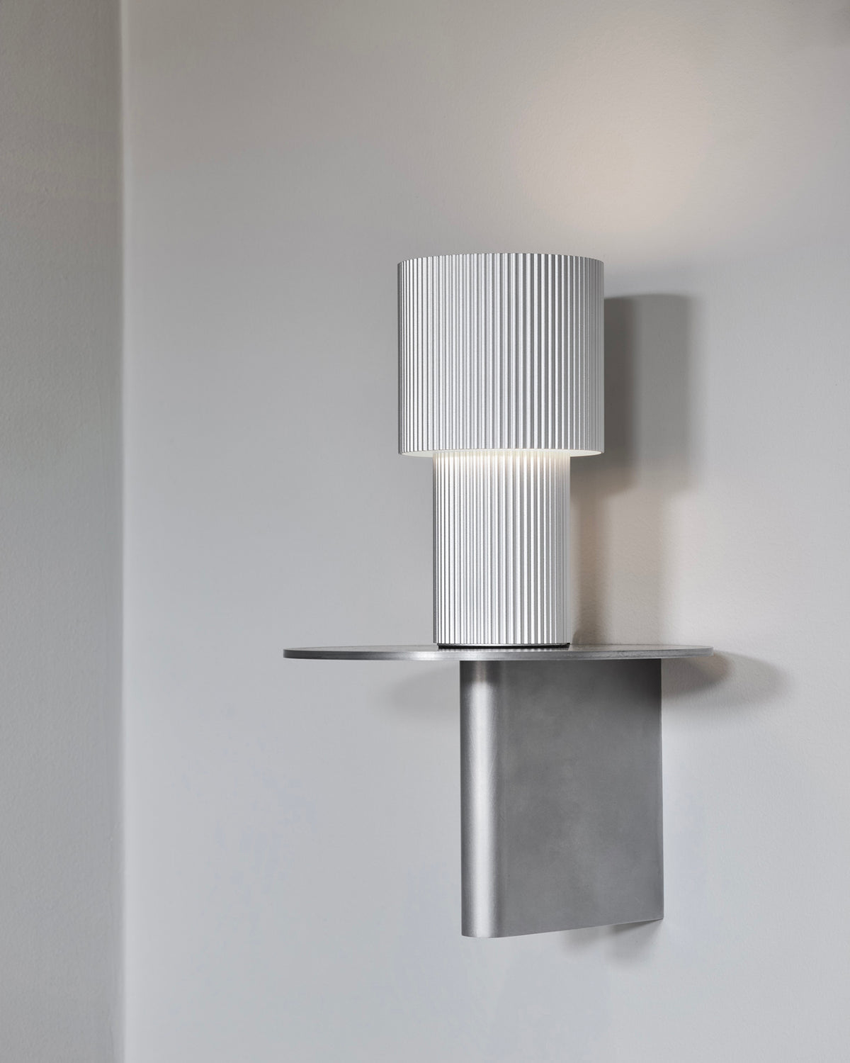 Lampada da tavolo portatile ricaricabile in alluminio Iluma