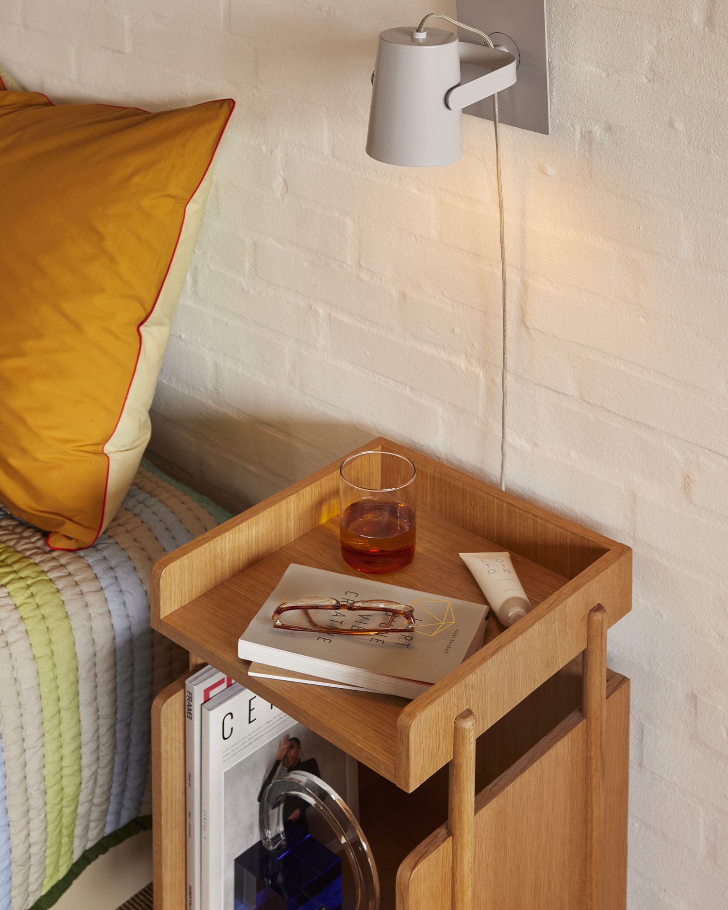 Comodino in legno di rovere Archive