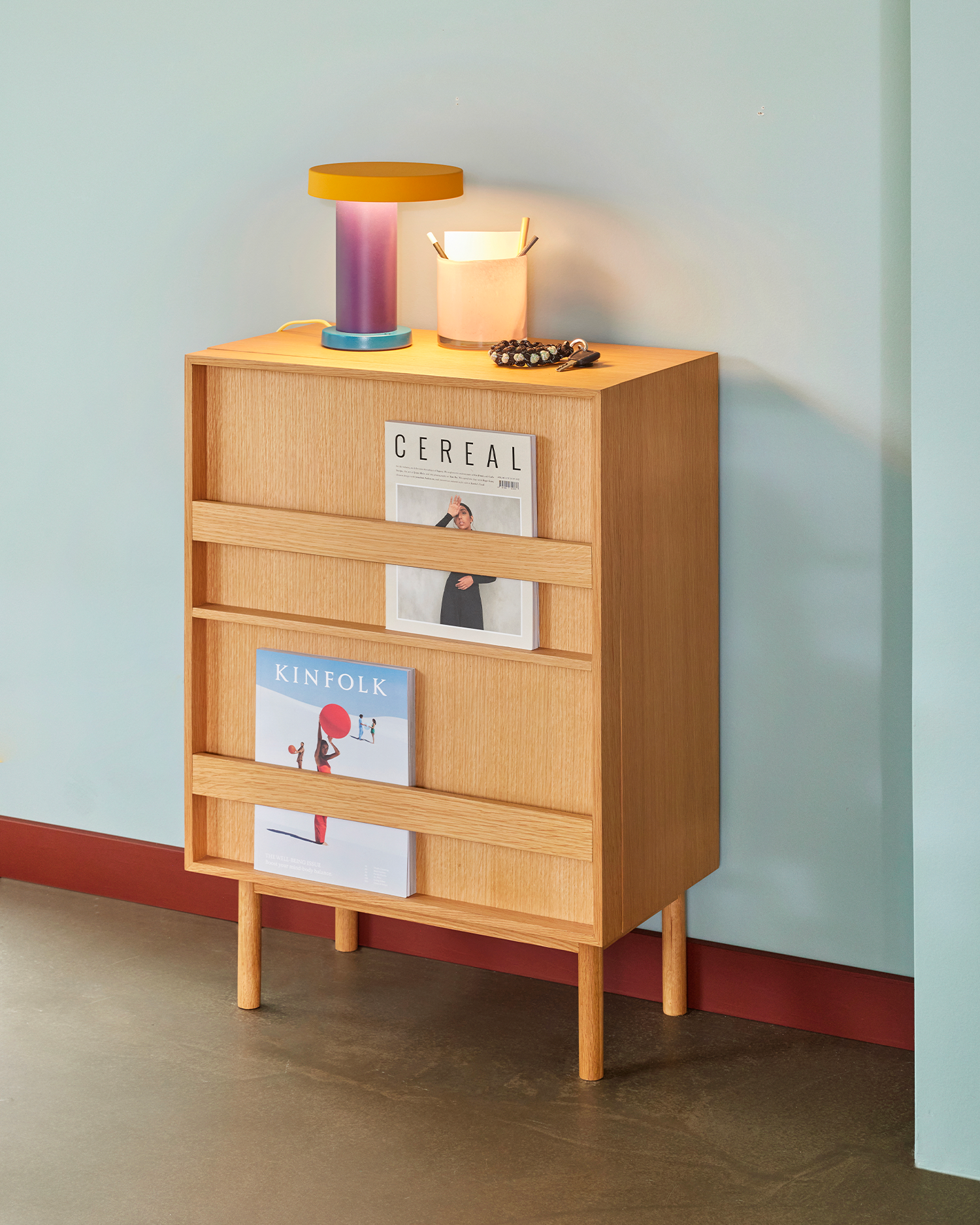 Credenza in legno di quercia con portariviste Forma