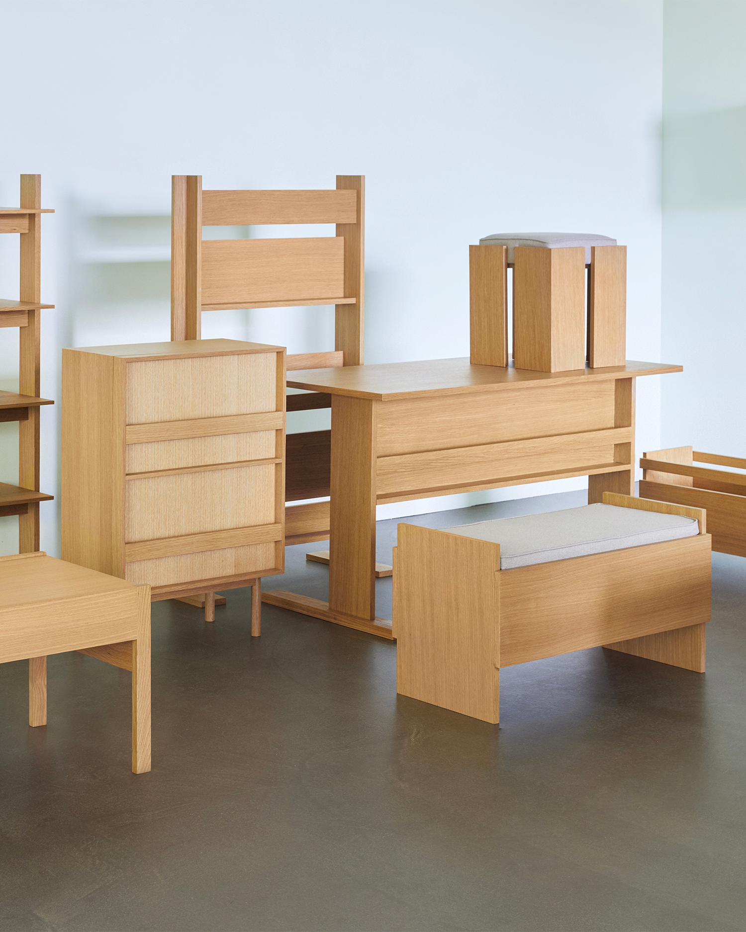Panca in legno di rovere con contenitore e cuscino Forma