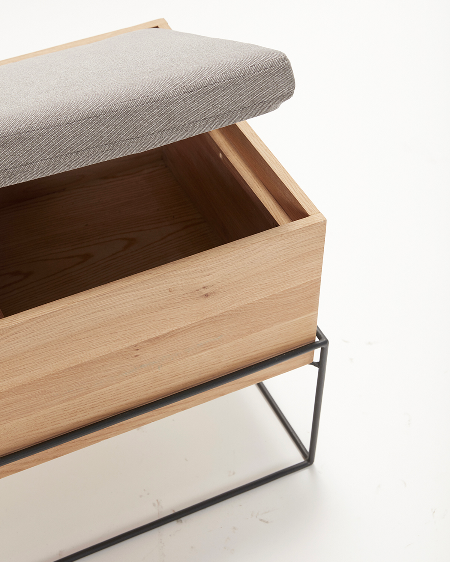 Panca in legno di rovere e metallo con contenitore Collect