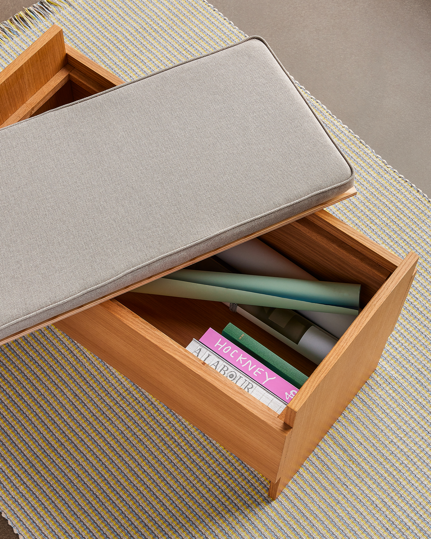 Panca in legno di rovere con contenitore e cuscino Forma