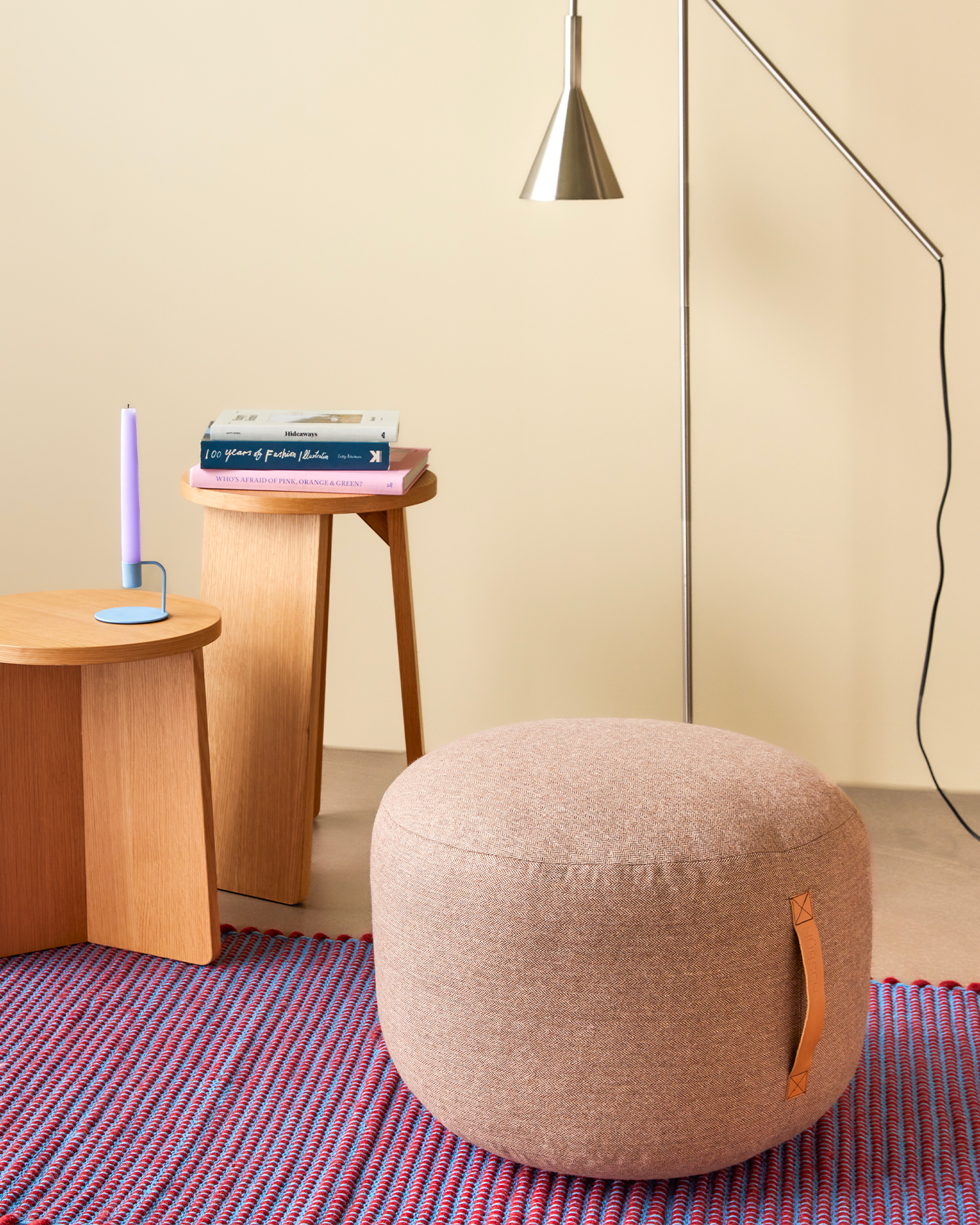 Pouf imbottito in lana Mochi, marrone
