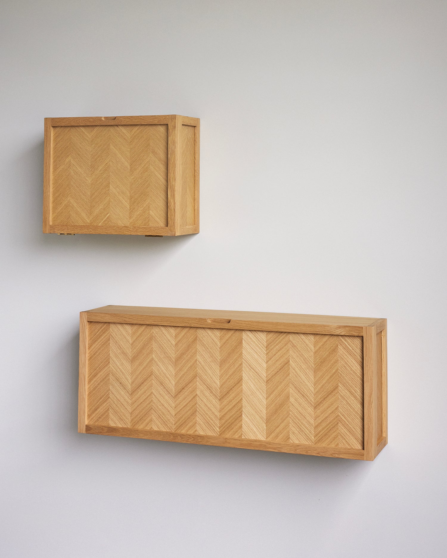 Scarpiera sospesa in legno di quercia con motivo spina di pesce Herringbone