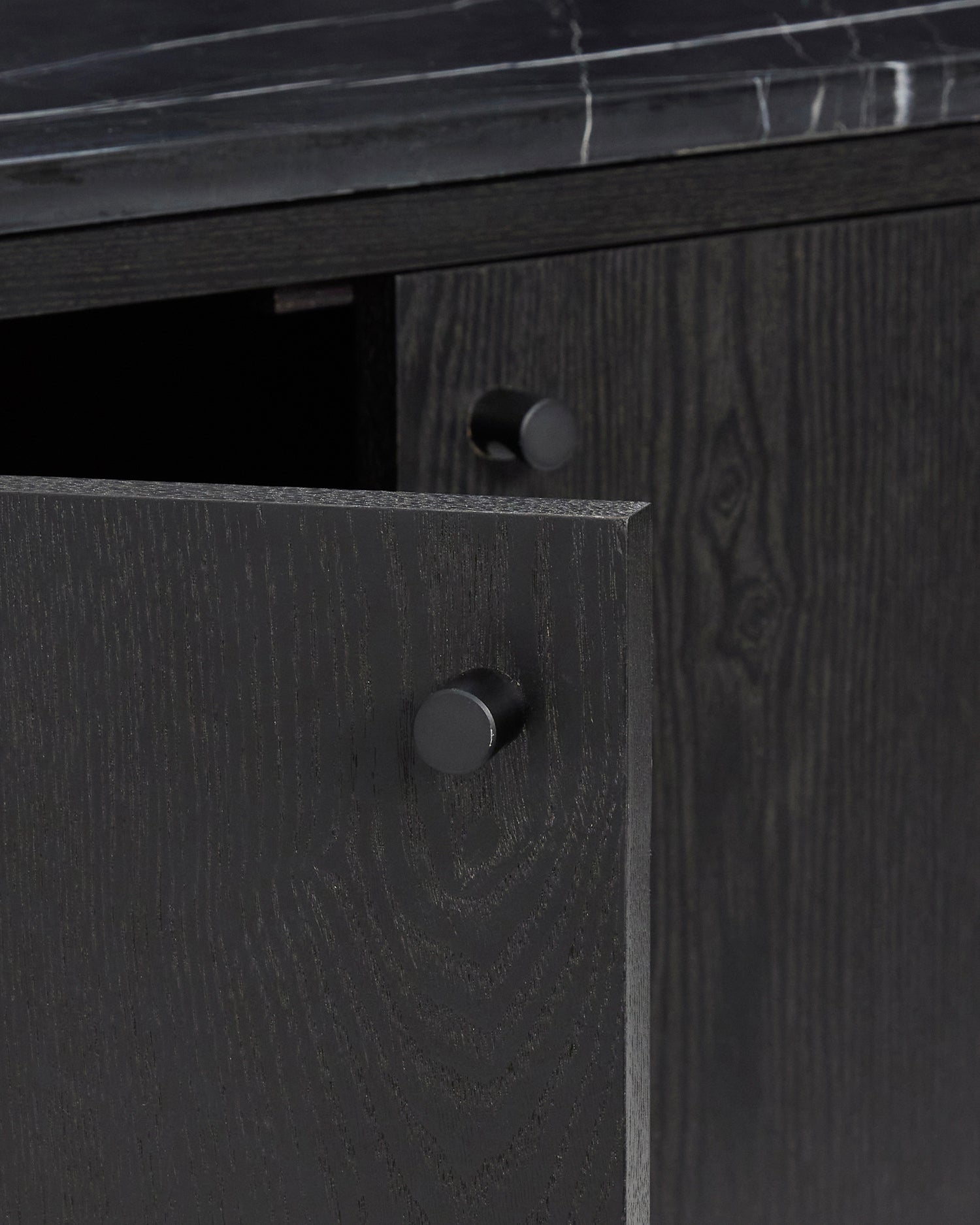 Credenza in legno di eucalipto con ripiano in marmo Nobu