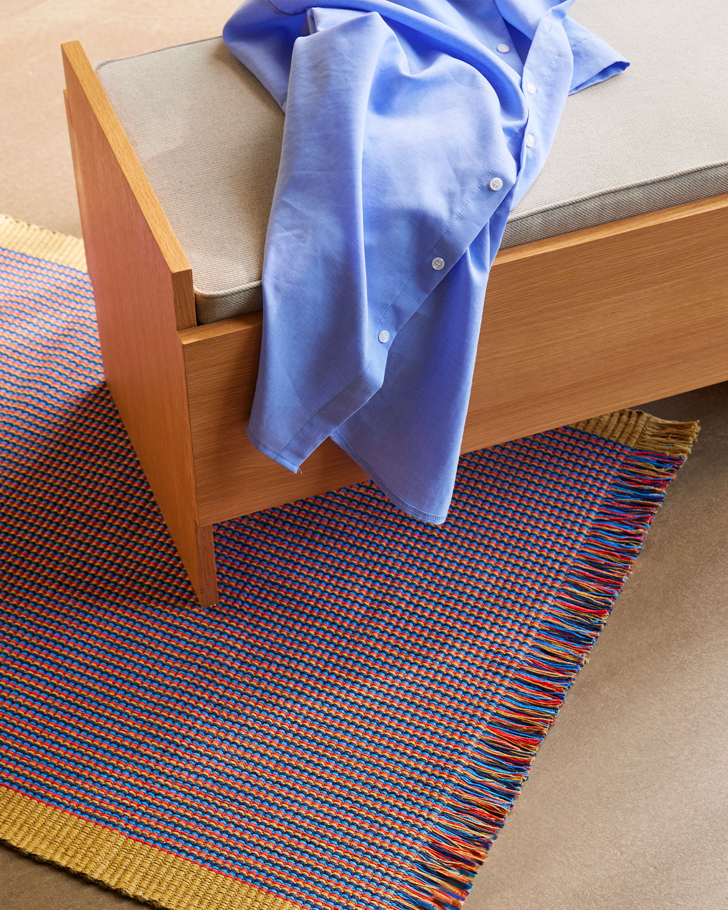 Panca in legno di rovere con contenitore e cuscino Forma
