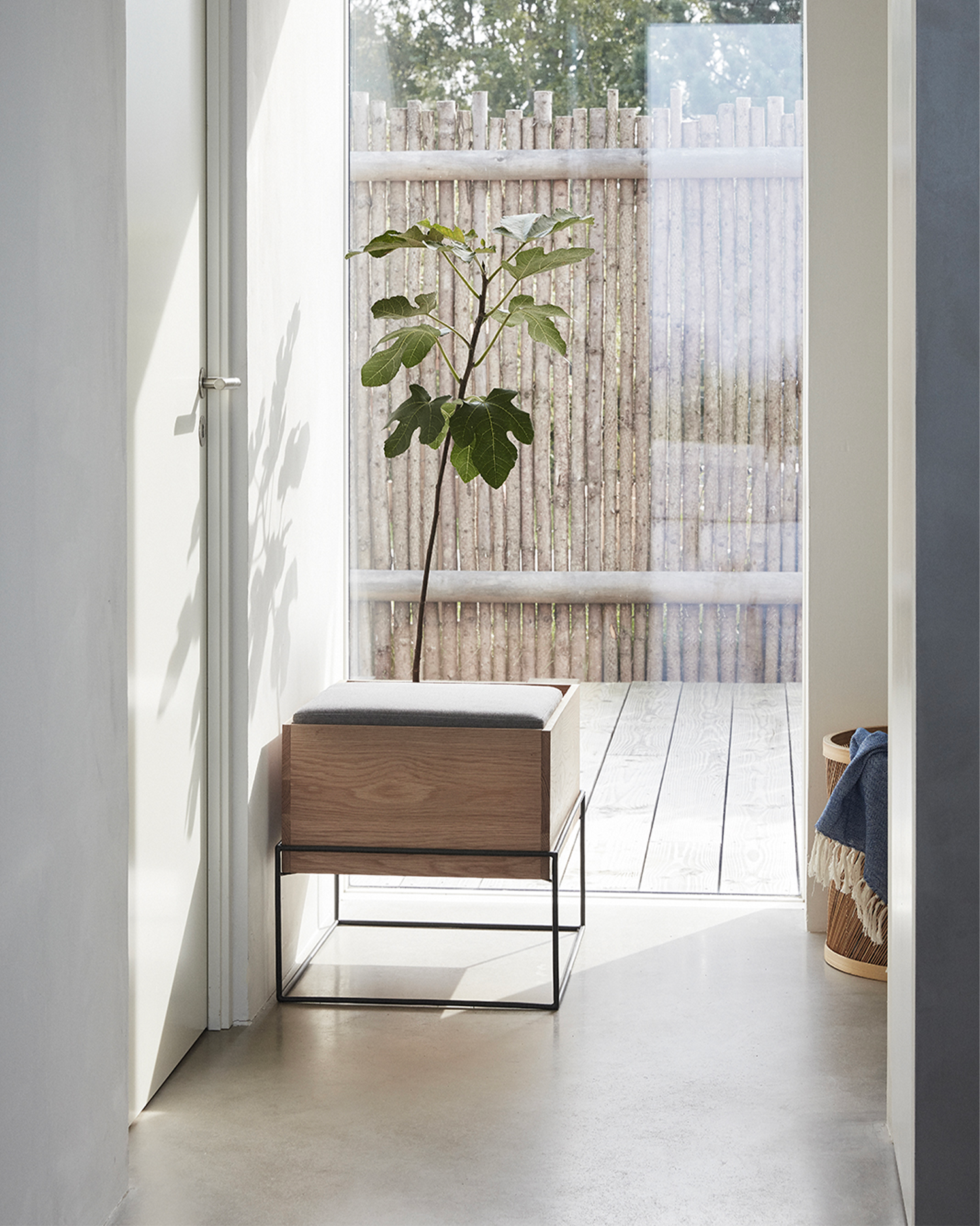 Panca in legno di rovere e metallo con contenitore Collect