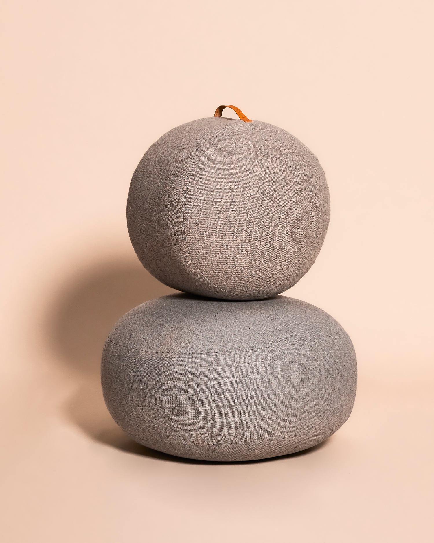 Pouf imbottito in lana Mochi, grigio
