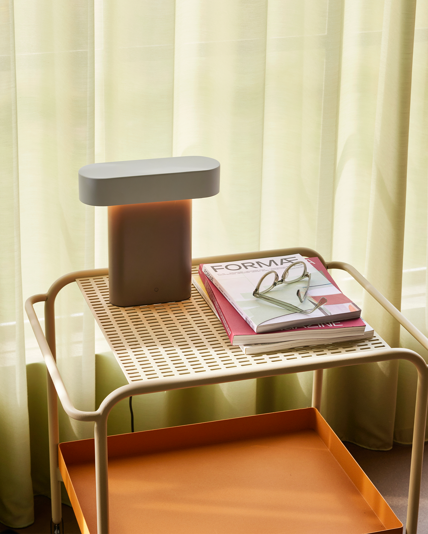Lampada da tavolo Sleek, marrone e grigio chiaro