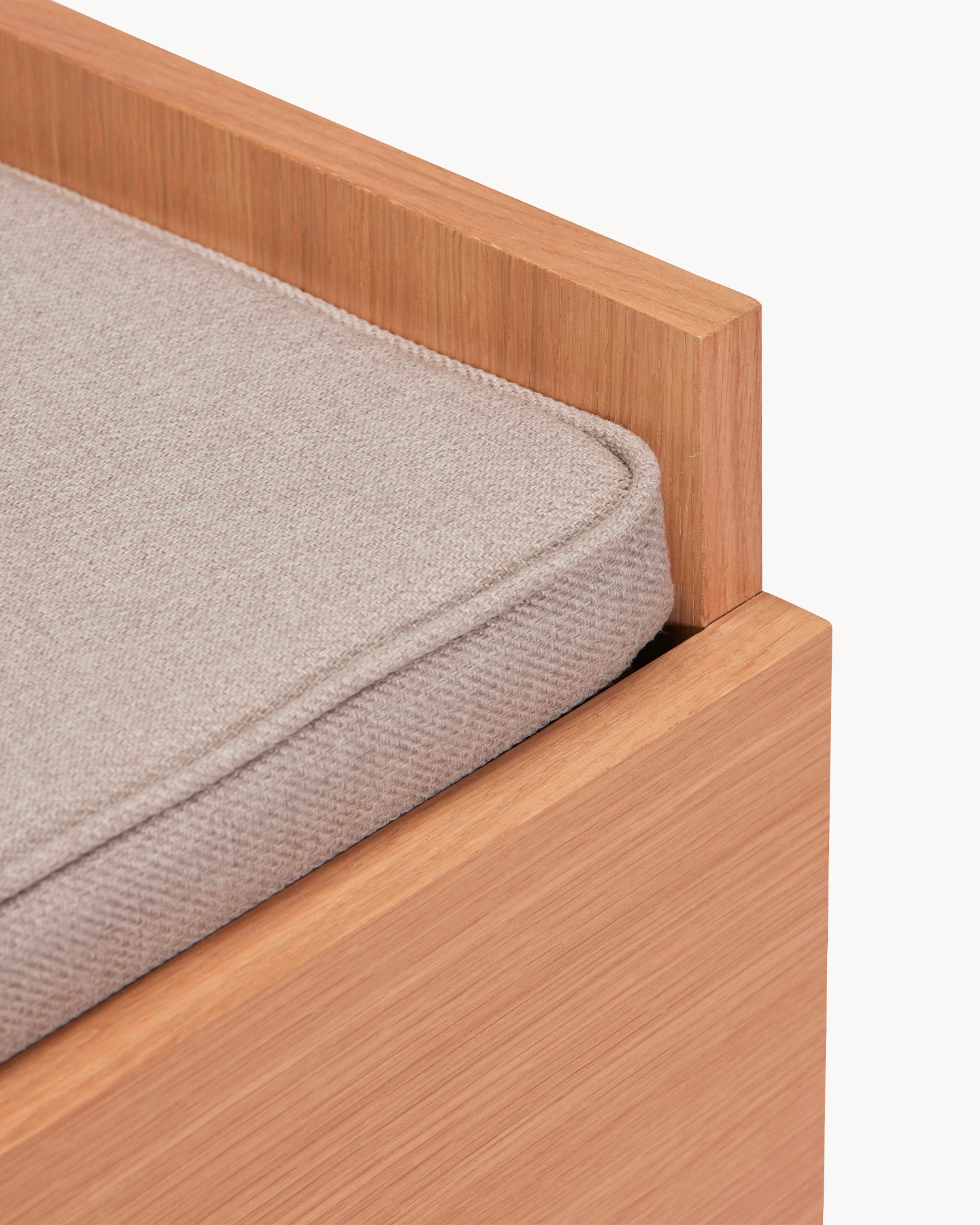 Panca in legno di rovere con contenitore e cuscino Forma
