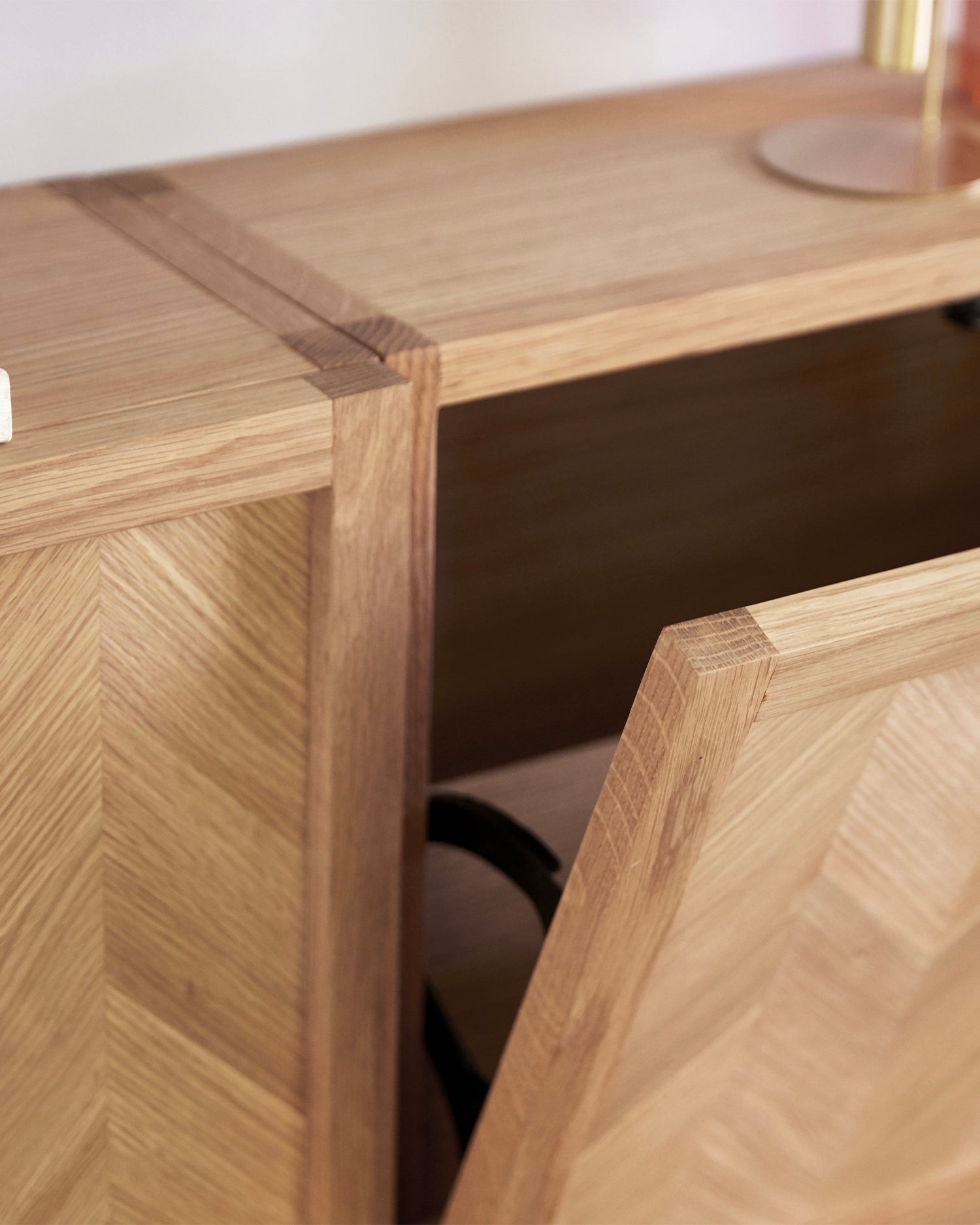 Scarpiera sospesa in legno di quercia con motivo spina di pesce Herringbone