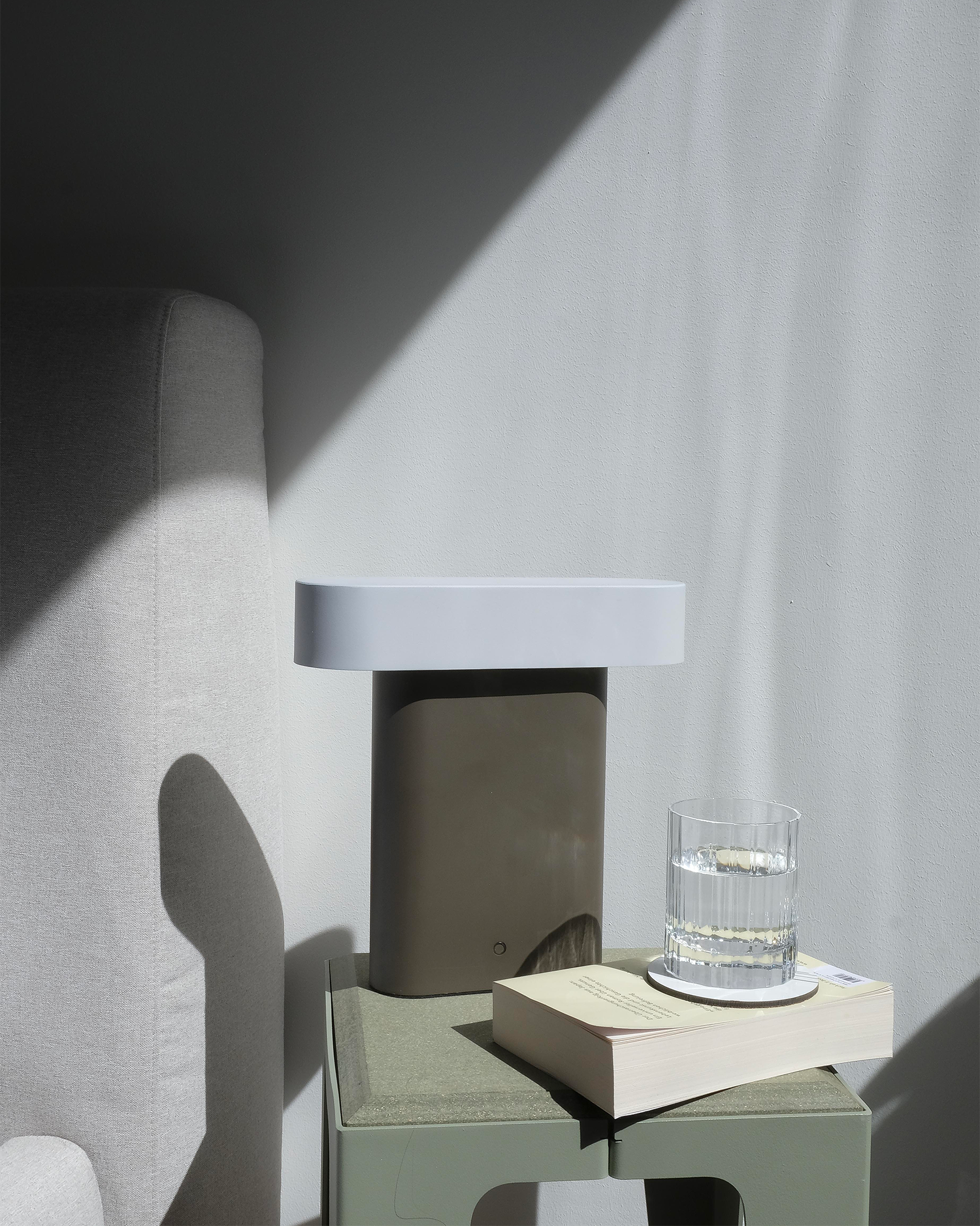 Lampada da tavolo Sleek, marrone e grigio chiaro