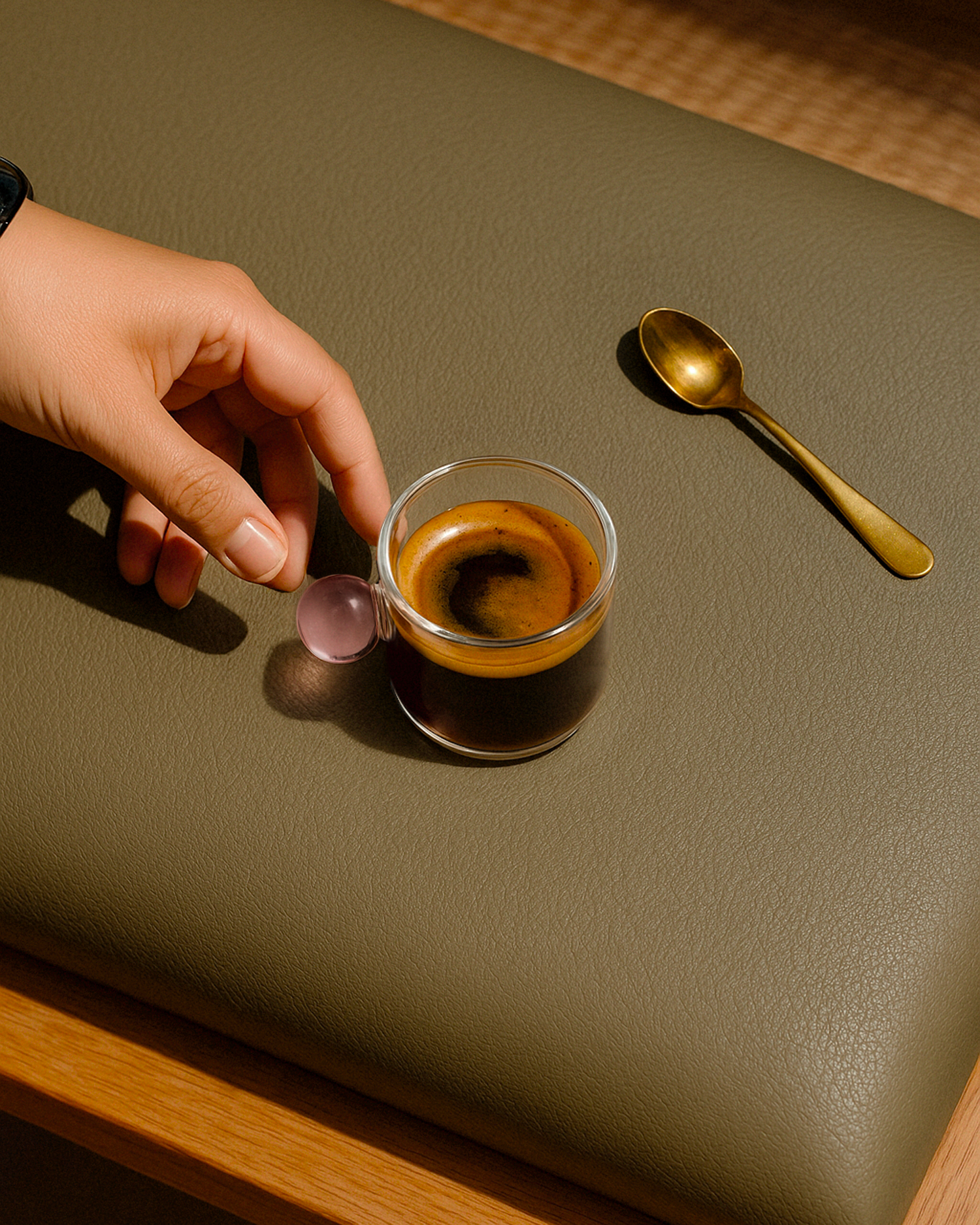 Set 6 tazzine da caffè in vetro con manico colorato Kalinda