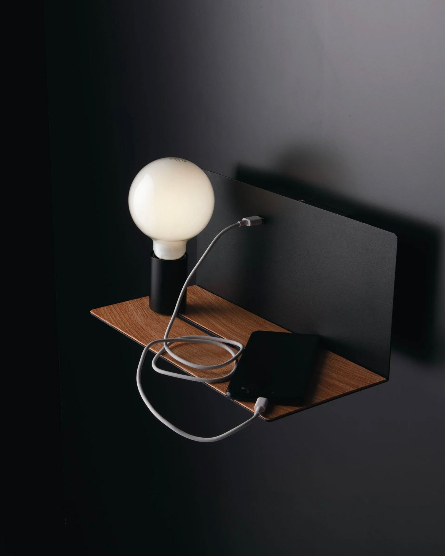 Lampada da parete con mensola integrata e punto luce mobile Flash