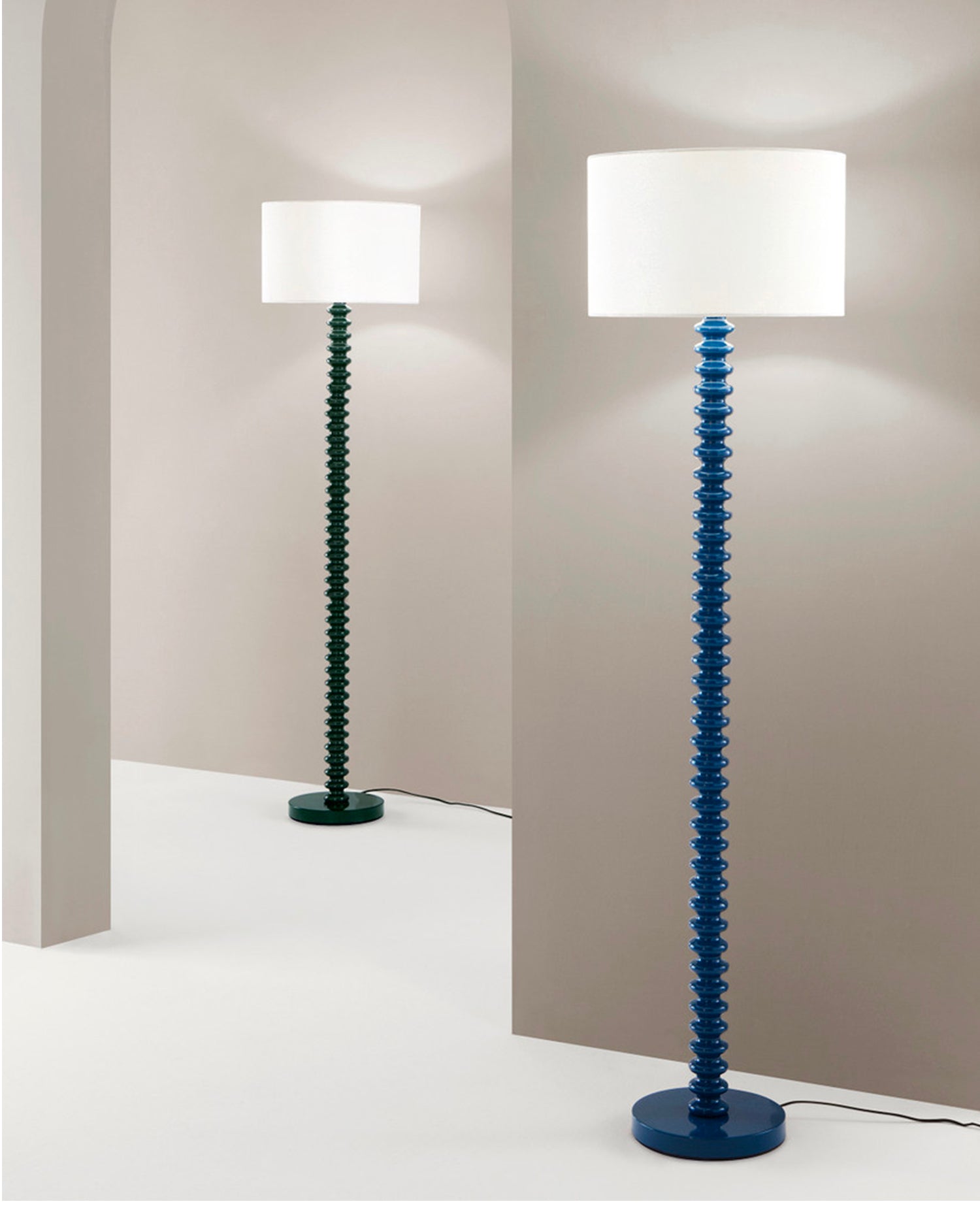 Lampada da terra in in velluto con base in metallo Sultan