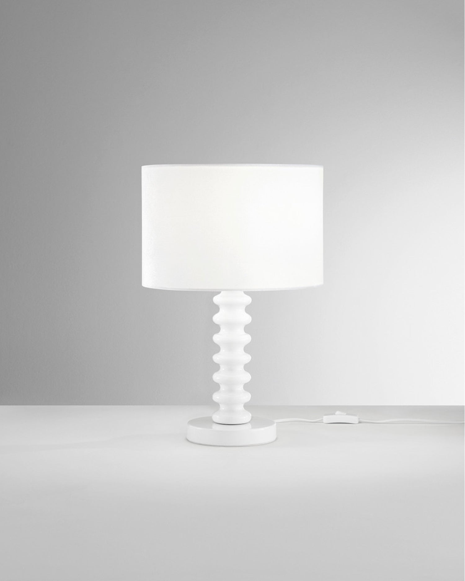 Lampada da tavolo in in velluto con base in metallo Sultan