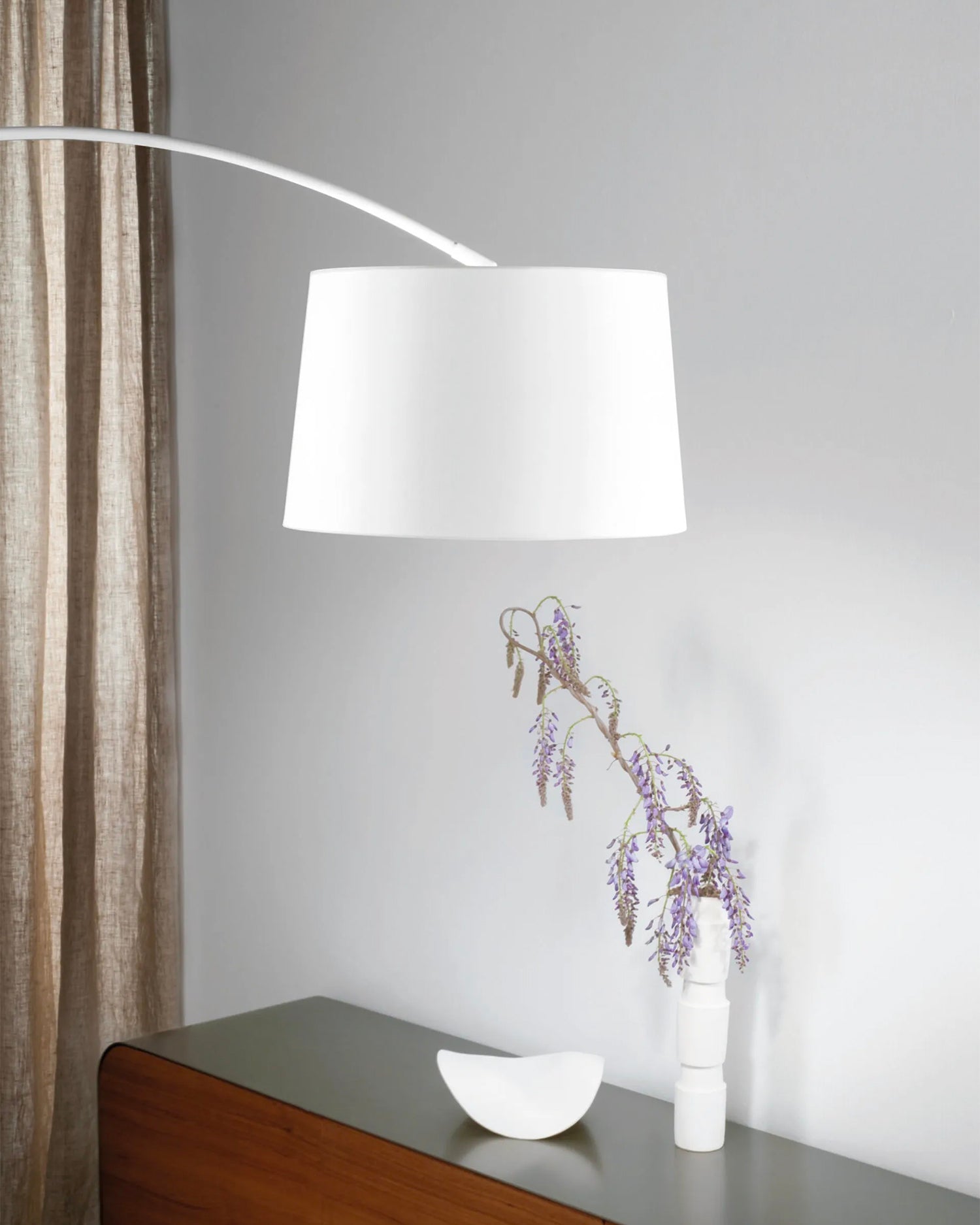 Lampada da terra ad arco con base in marmo e diffusore in tessuto Dream