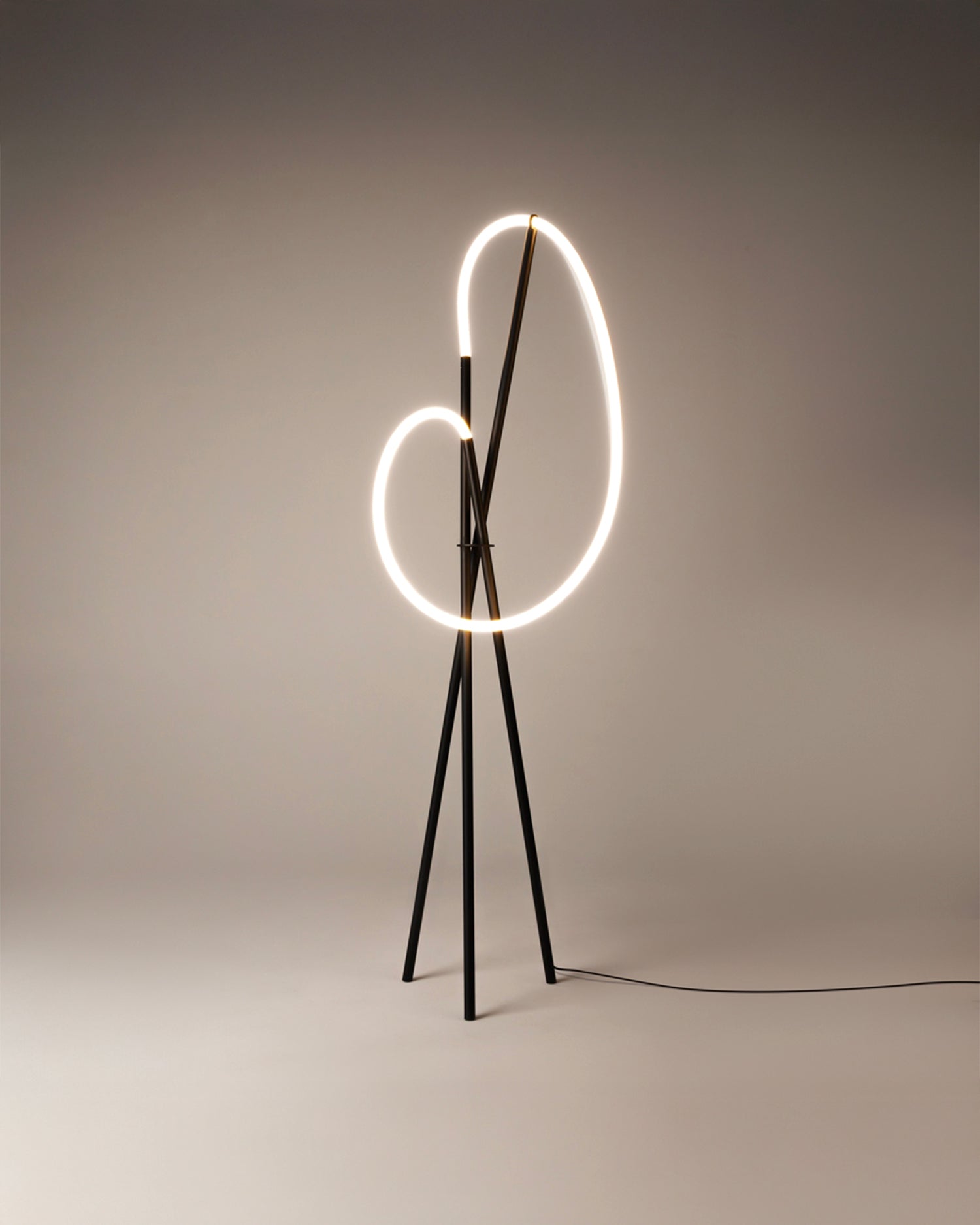 Lampada da terra in alluminio Crochet