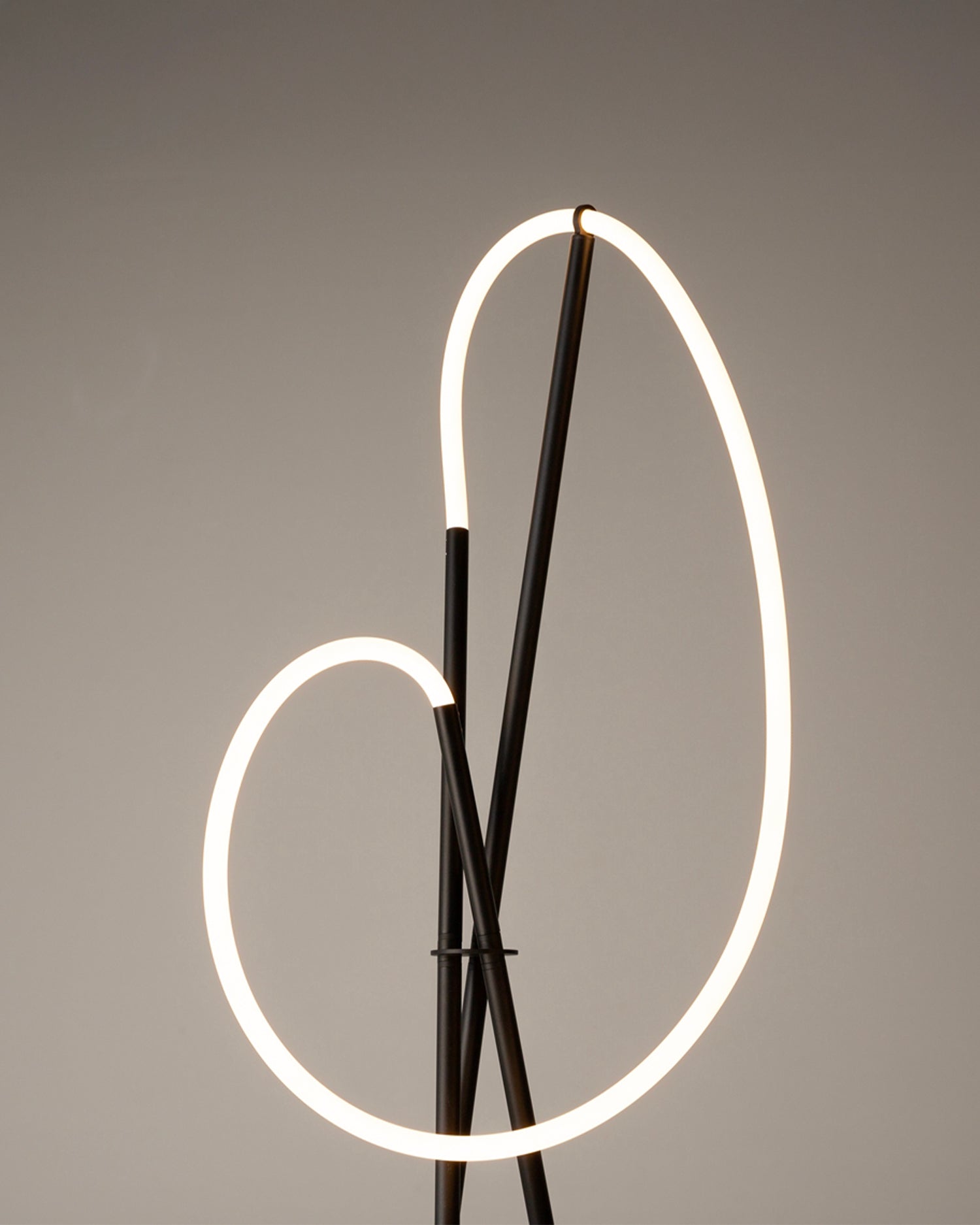 Lampada da terra in alluminio Crochet